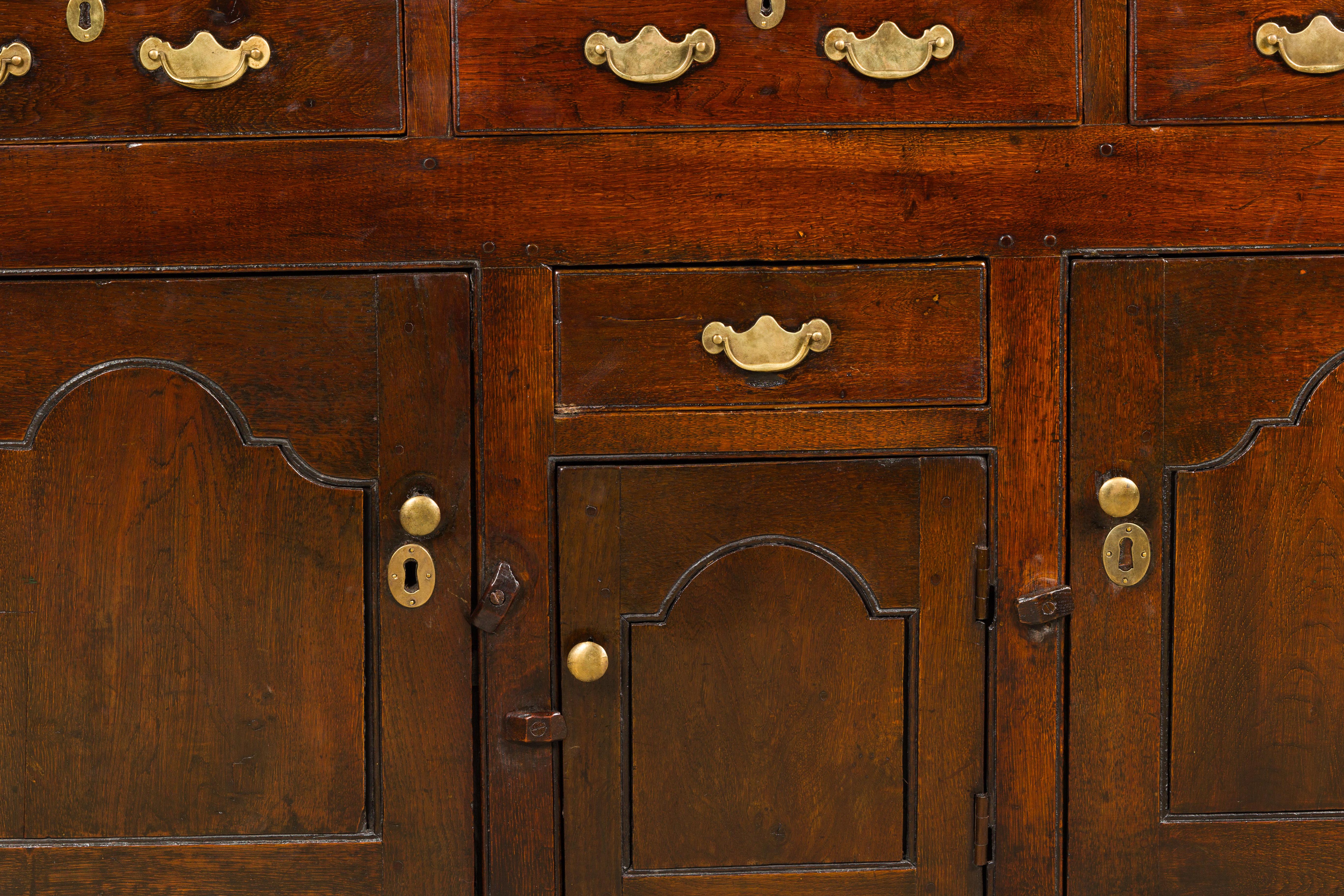 Buffet anglais du 19ème siècle avec quatre tiroirs et trois portes en vente 1