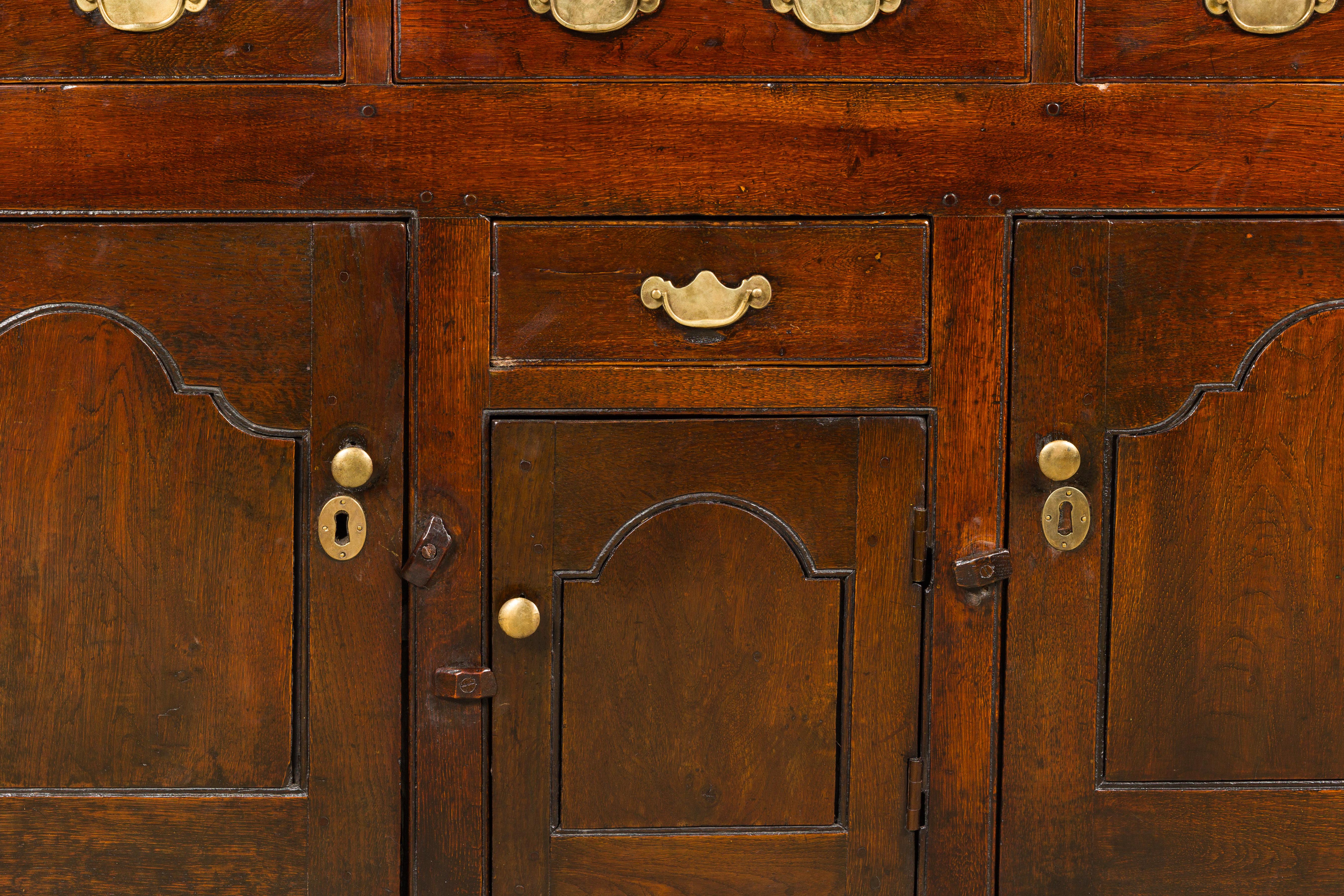 Buffet anglais du 19ème siècle avec quatre tiroirs et trois portes en vente 2