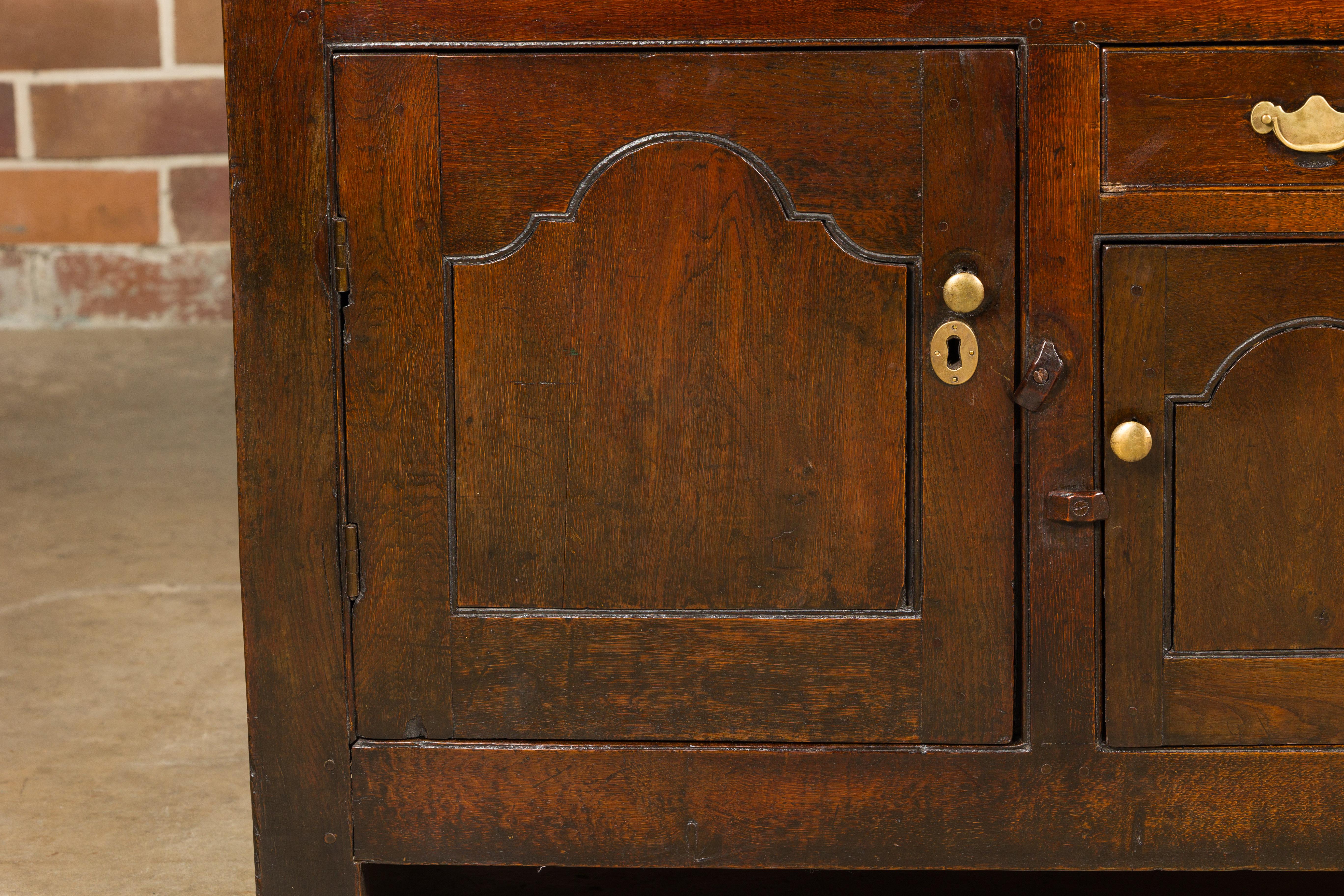 Buffet anglais du 19ème siècle avec quatre tiroirs et trois portes en vente 3