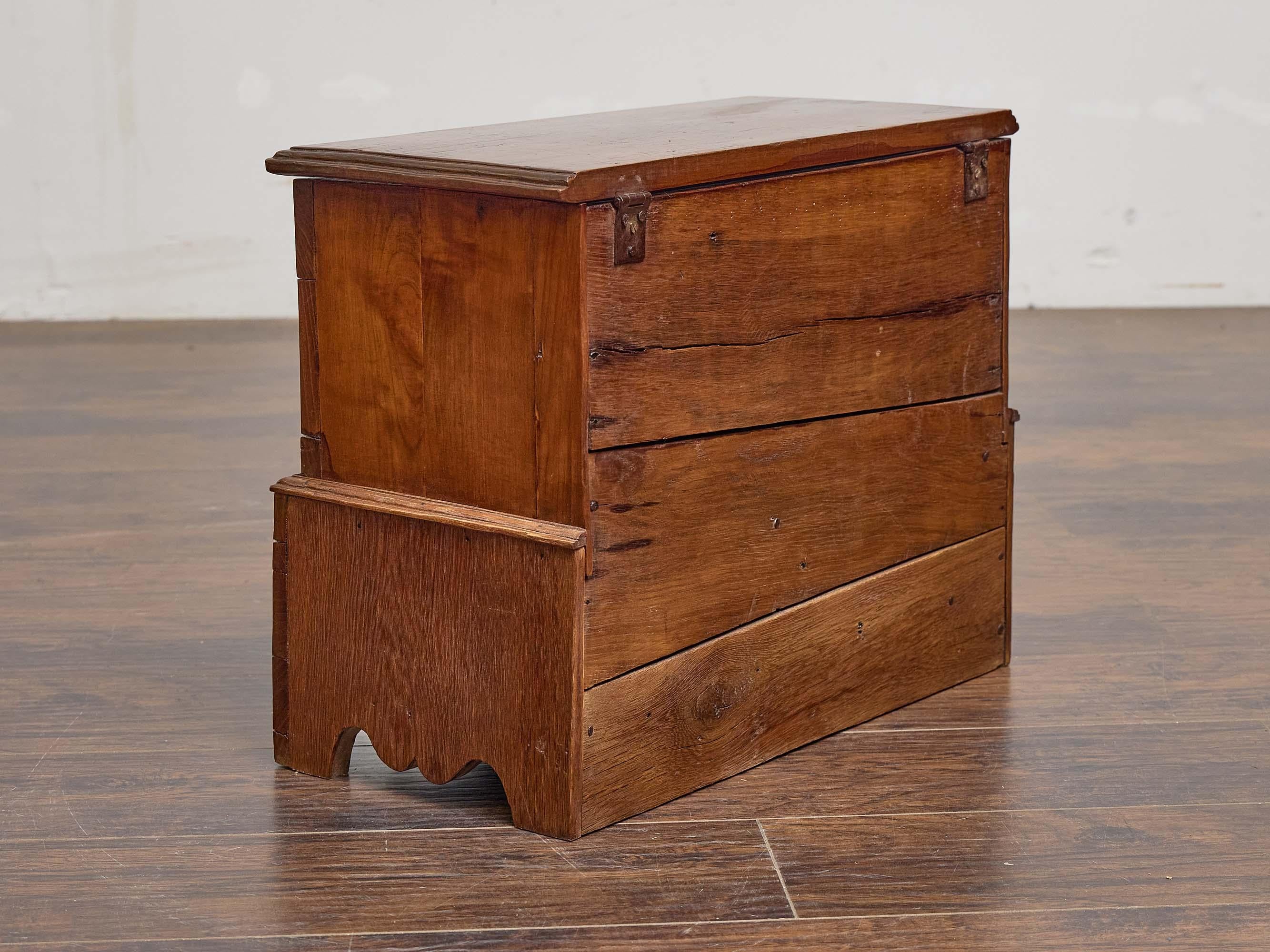 English 19th Century Oak Chest with Brass Mount and Lower Drawers For Sale 6
