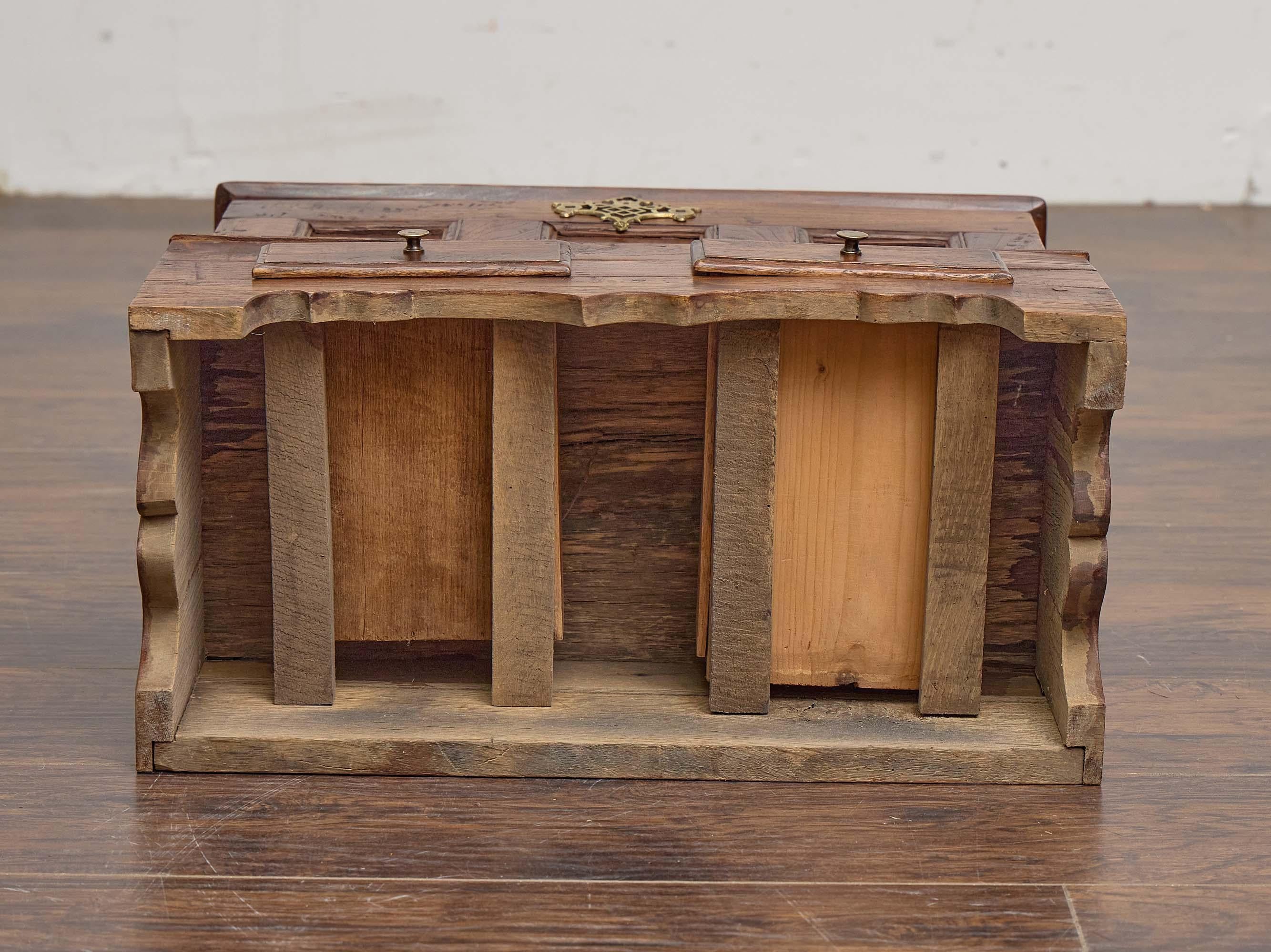 English 19th Century Oak Chest with Brass Mount and Lower Drawers For Sale 7