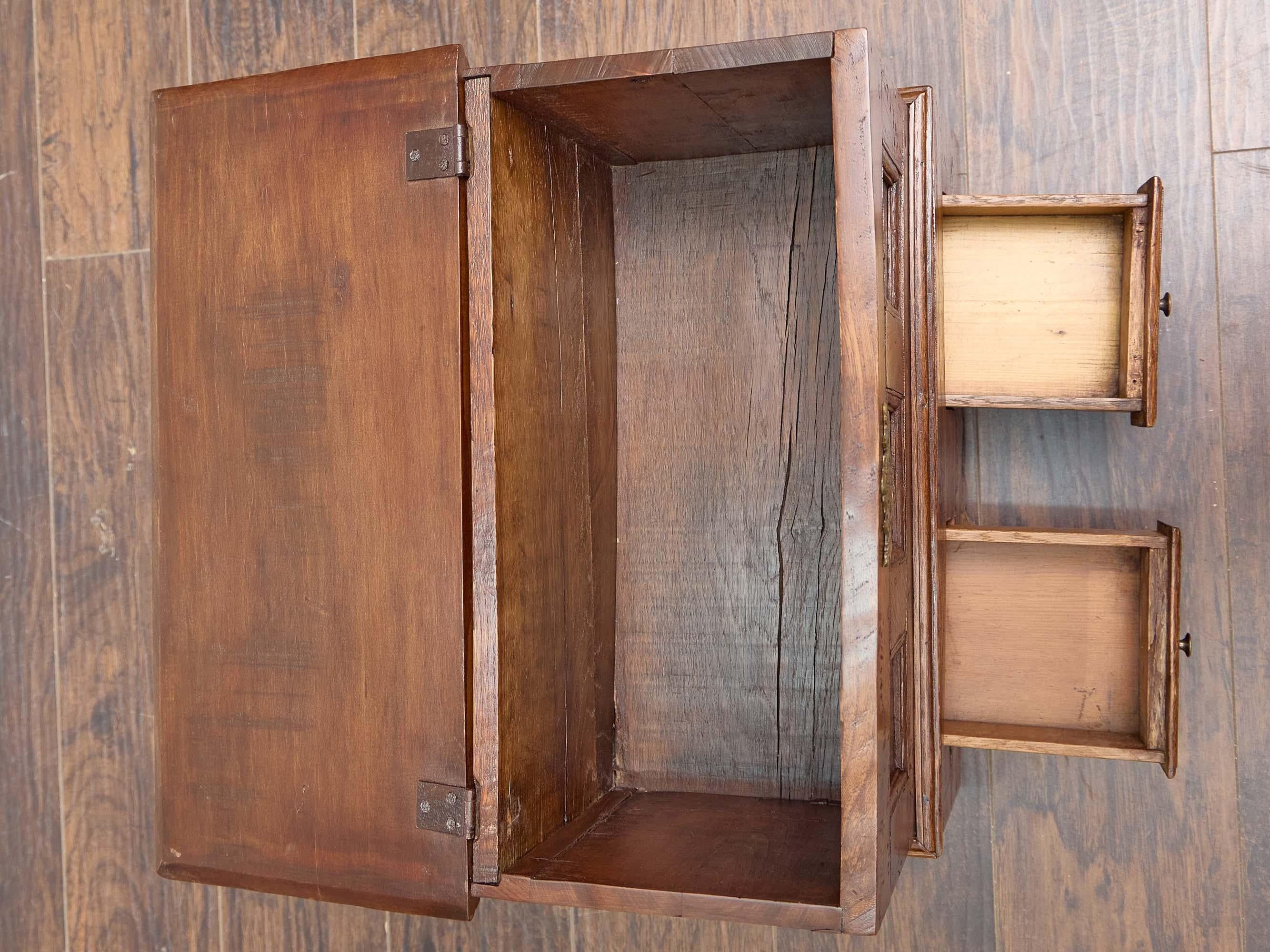 English 19th Century Oak Chest with Brass Mount and Lower Drawers In Good Condition For Sale In Atlanta, GA
