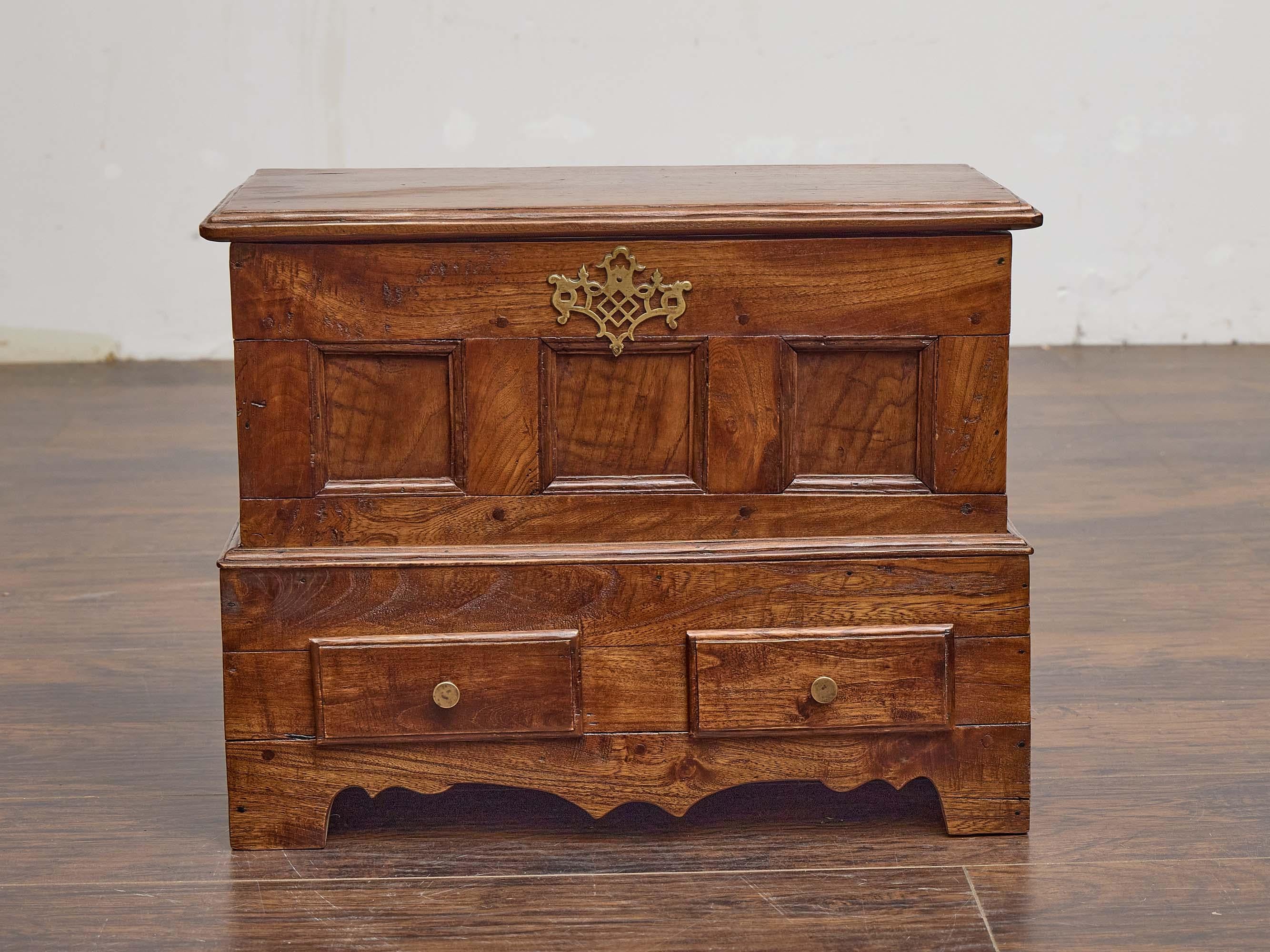 English 19th Century Oak Chest with Brass Mount and Lower Drawers For Sale 1