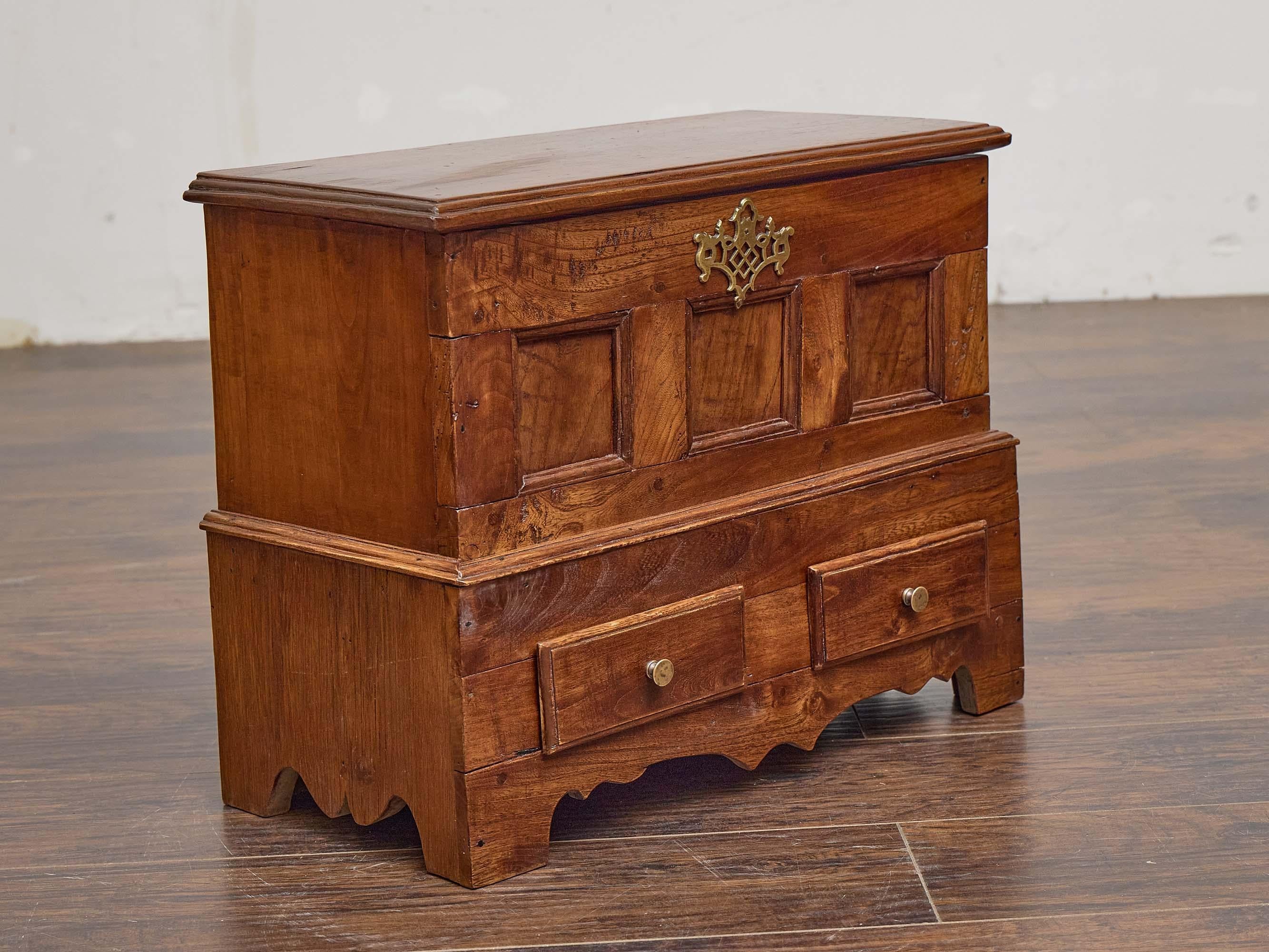 English 19th Century Oak Chest with Brass Mount and Lower Drawers For Sale 2