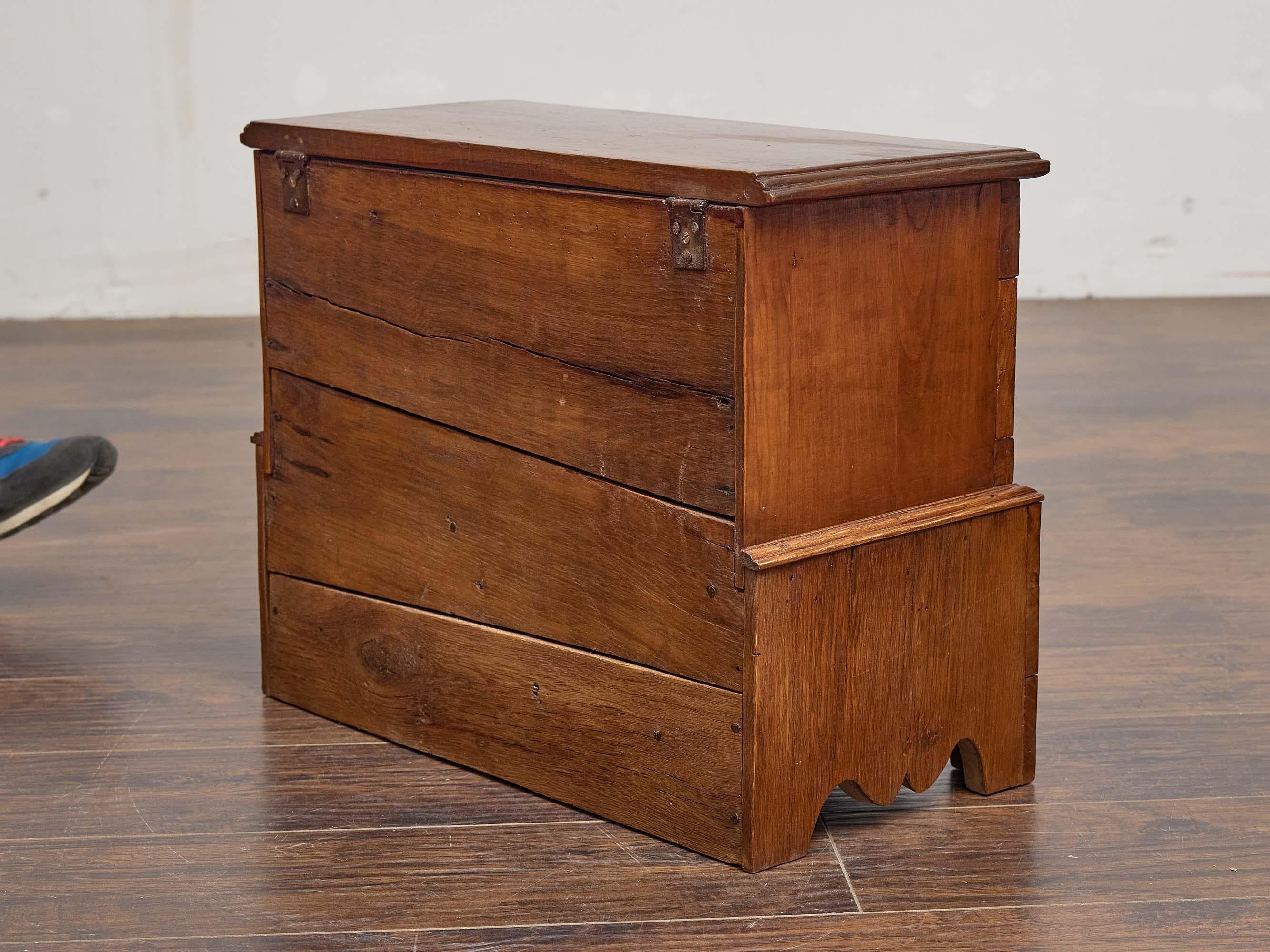 English 19th Century Oak Chest with Brass Mount and Lower Drawers For Sale 4