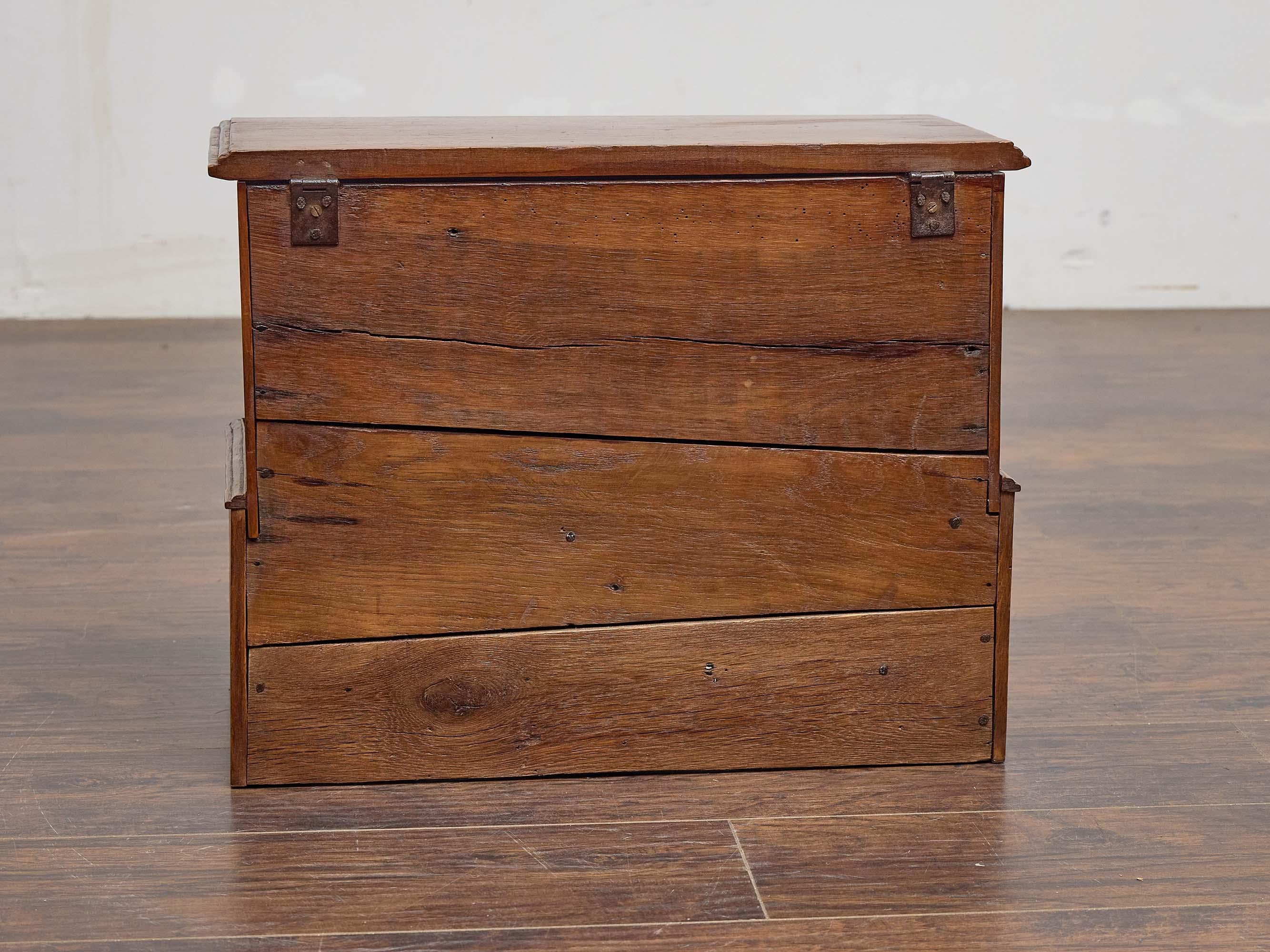 English 19th Century Oak Chest with Brass Mount and Lower Drawers For Sale 5