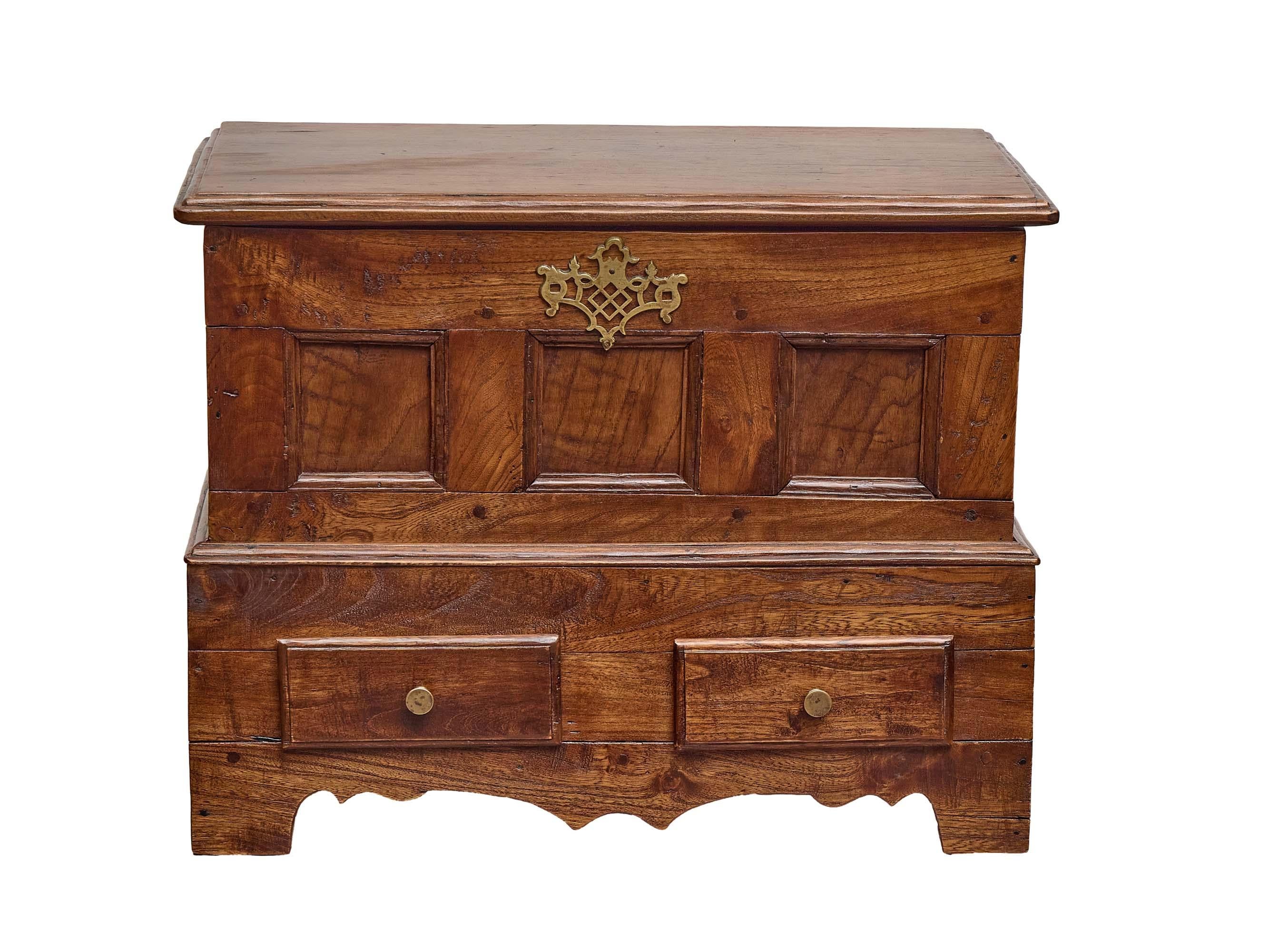 English 19th Century Oak Chest with Brass Mount and Lower Drawers For Sale