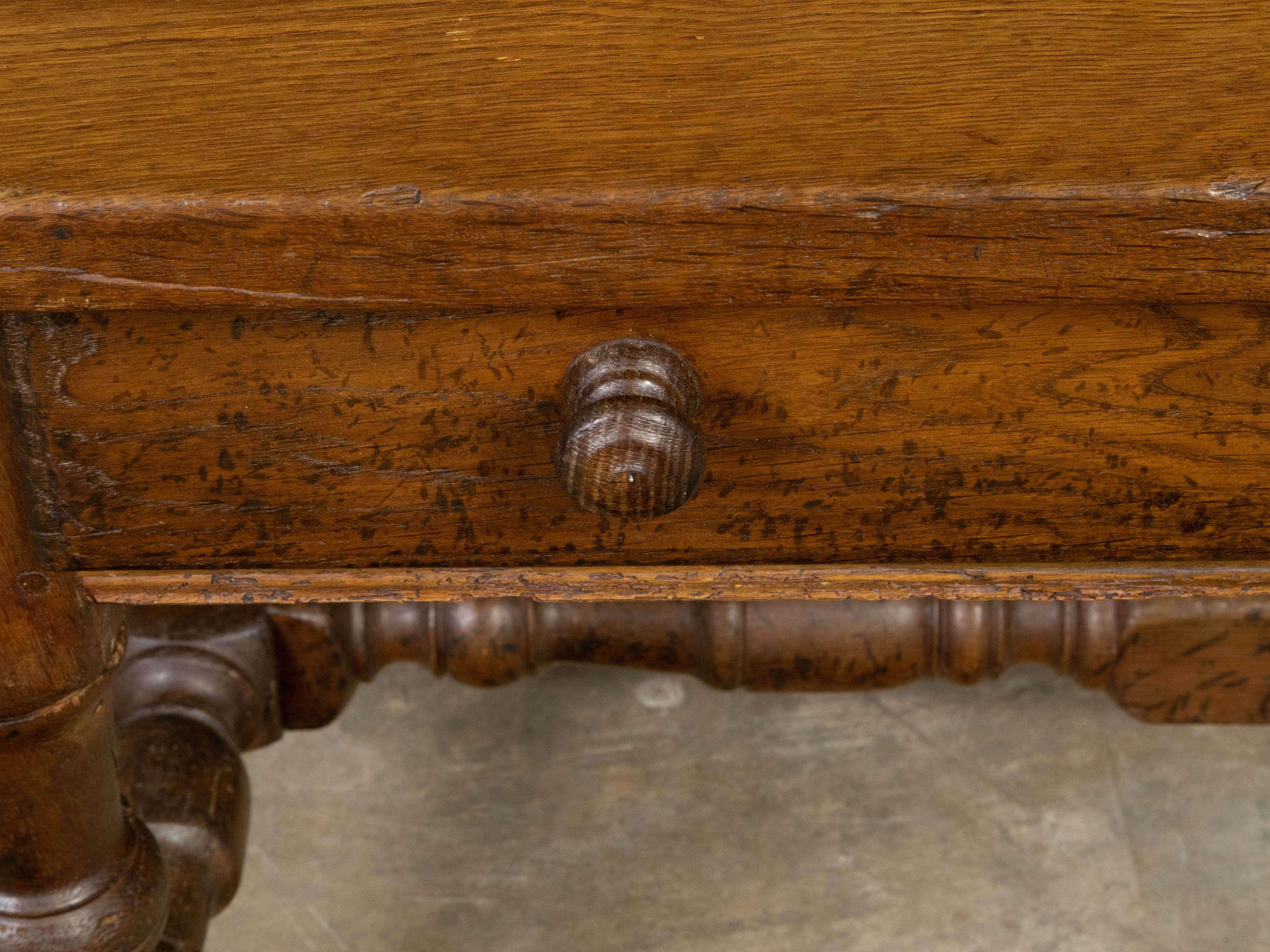 Table basse anglaise en chêne du XIXe siècle avec un seul tiroir et une base tournée en vente 3