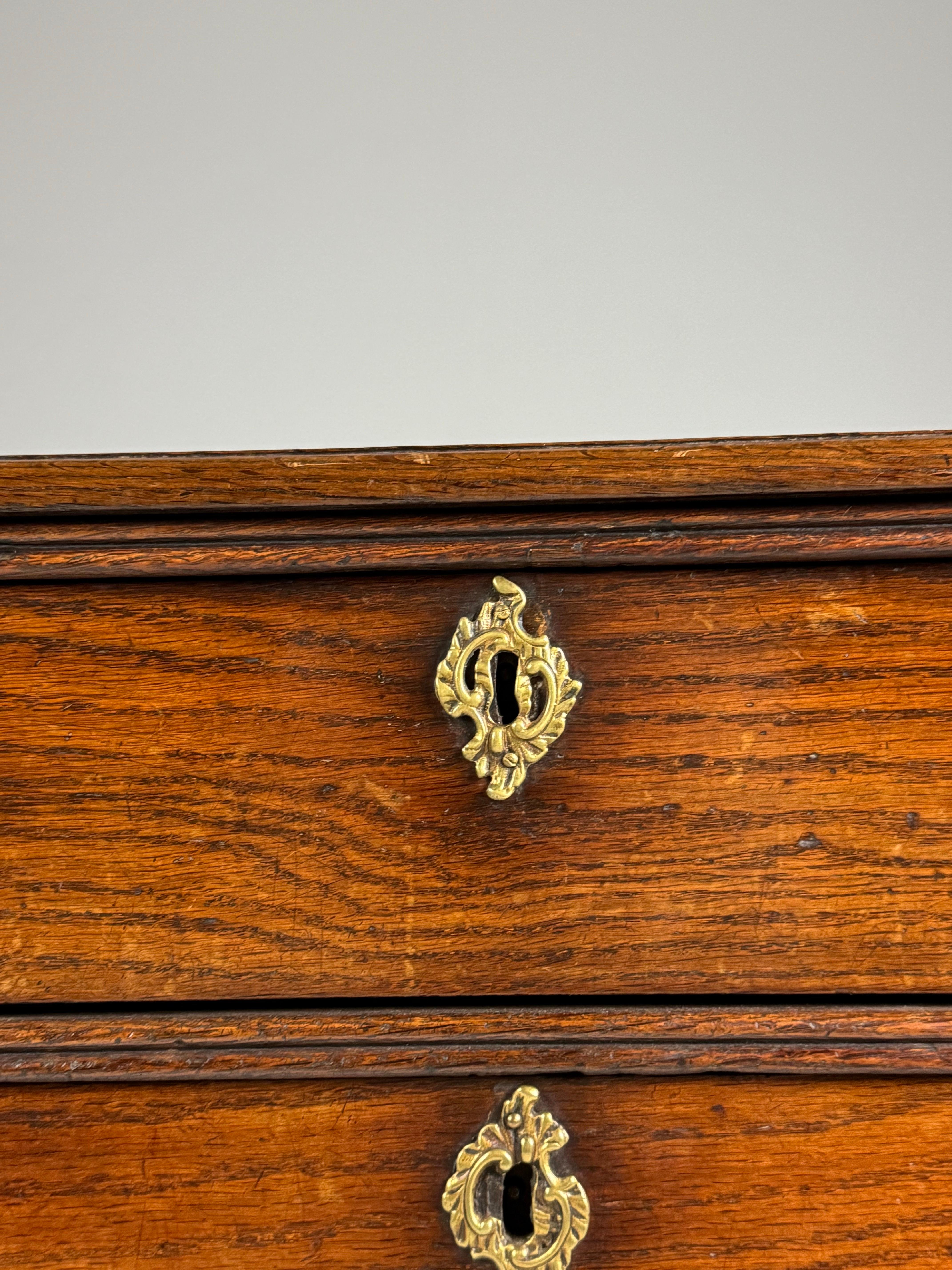 English 19th Century Oak Commode For Sale 6