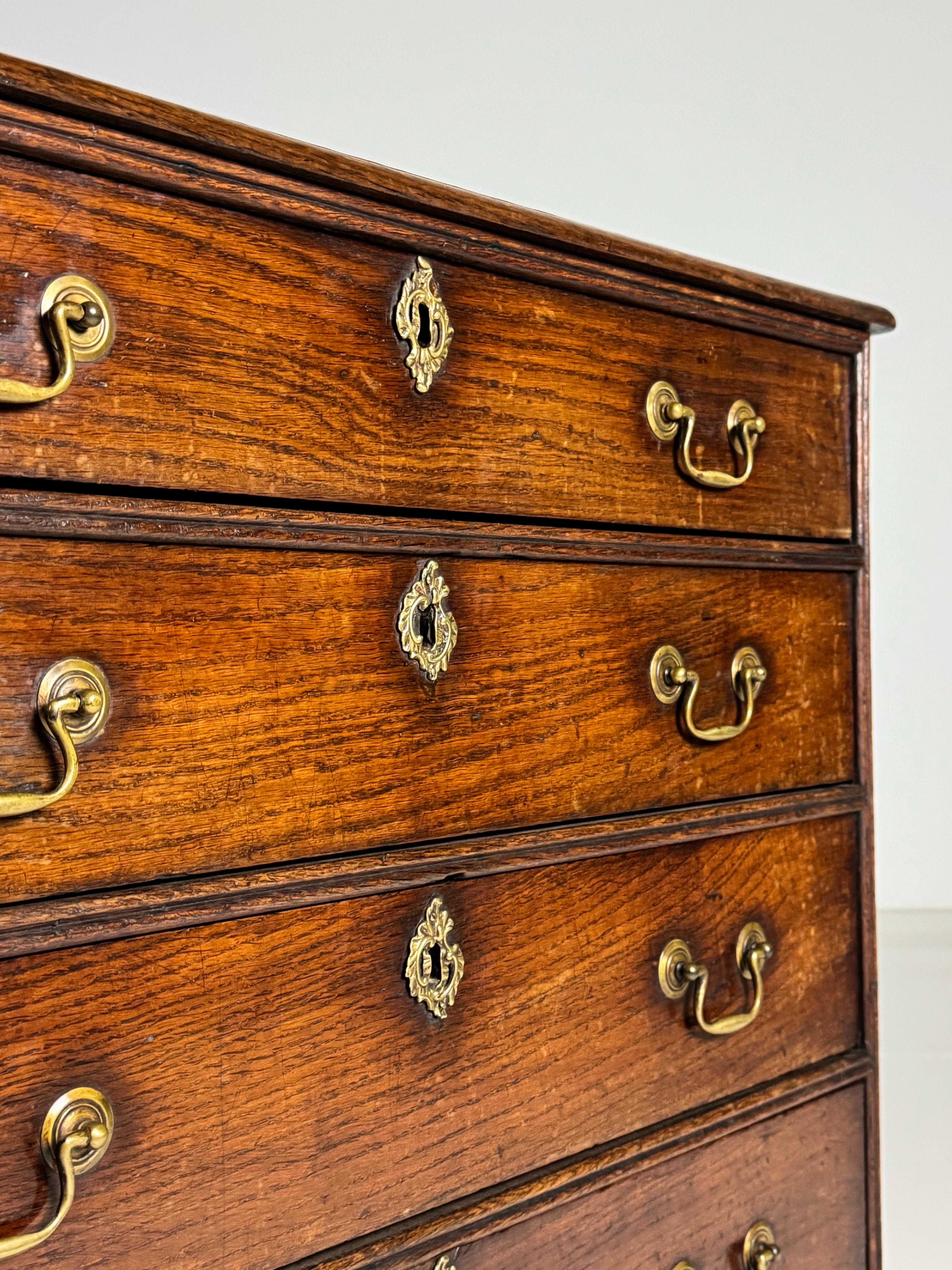 English Chest of Drawers / Commode. 19th century. Made of oak. In very good condition.

Dimensions: 77H x 83L x 48D