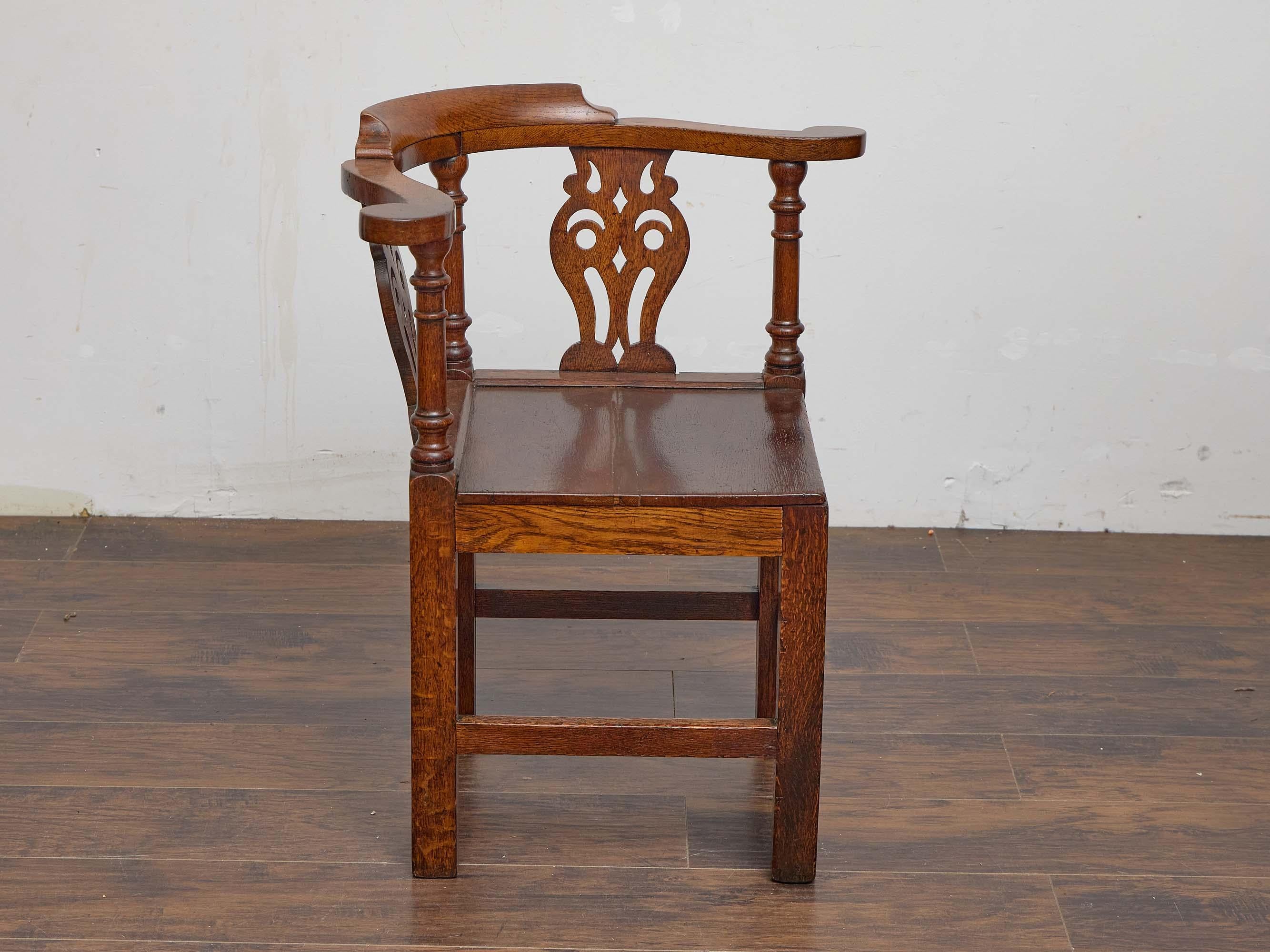 Anglais Chaise d'angle anglaise en Oak du 19ème siècle avec dossiers sculptés en vente