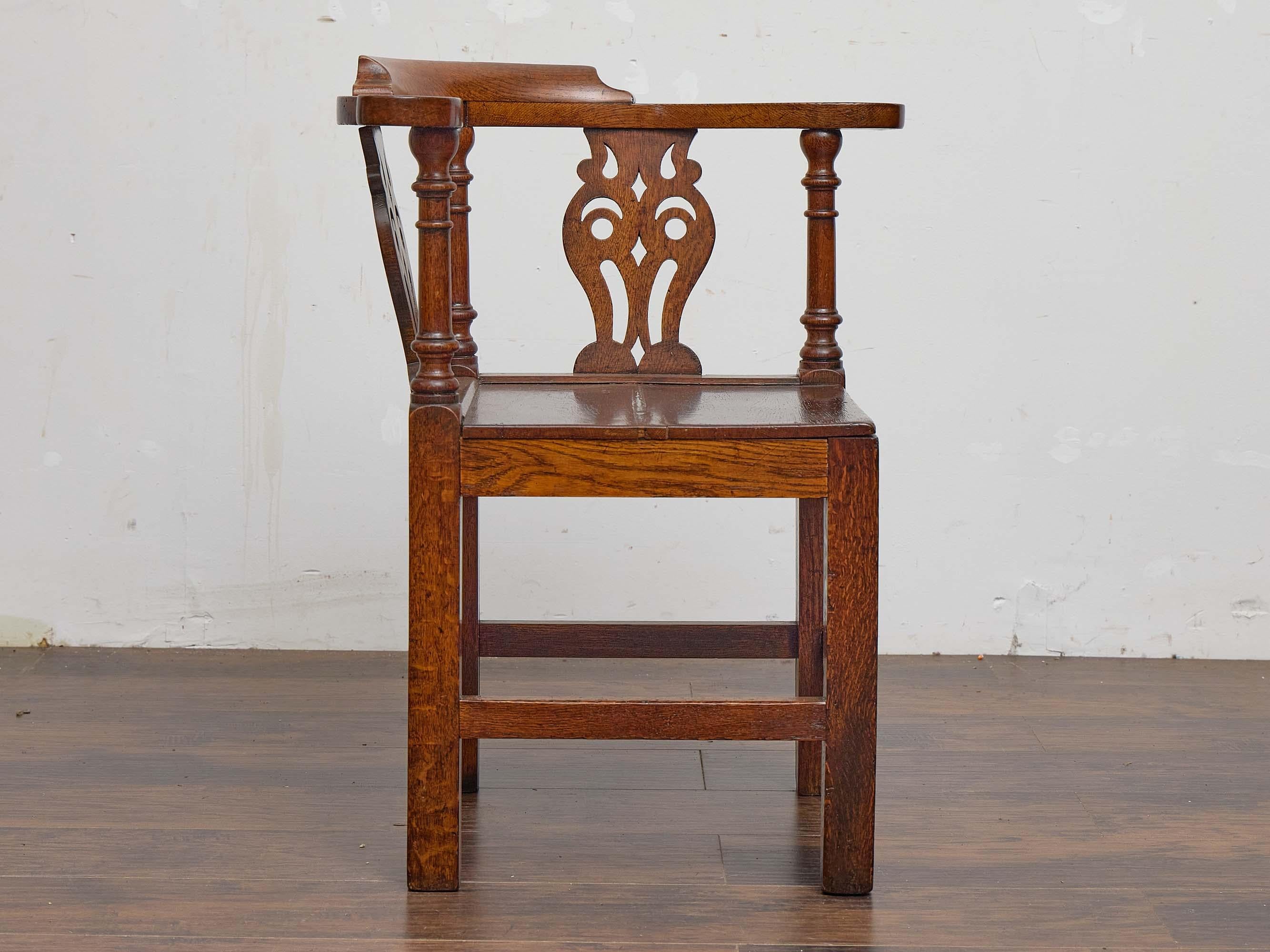 Sculpté Chaise d'angle anglaise en Oak du 19ème siècle avec dossiers sculptés en vente