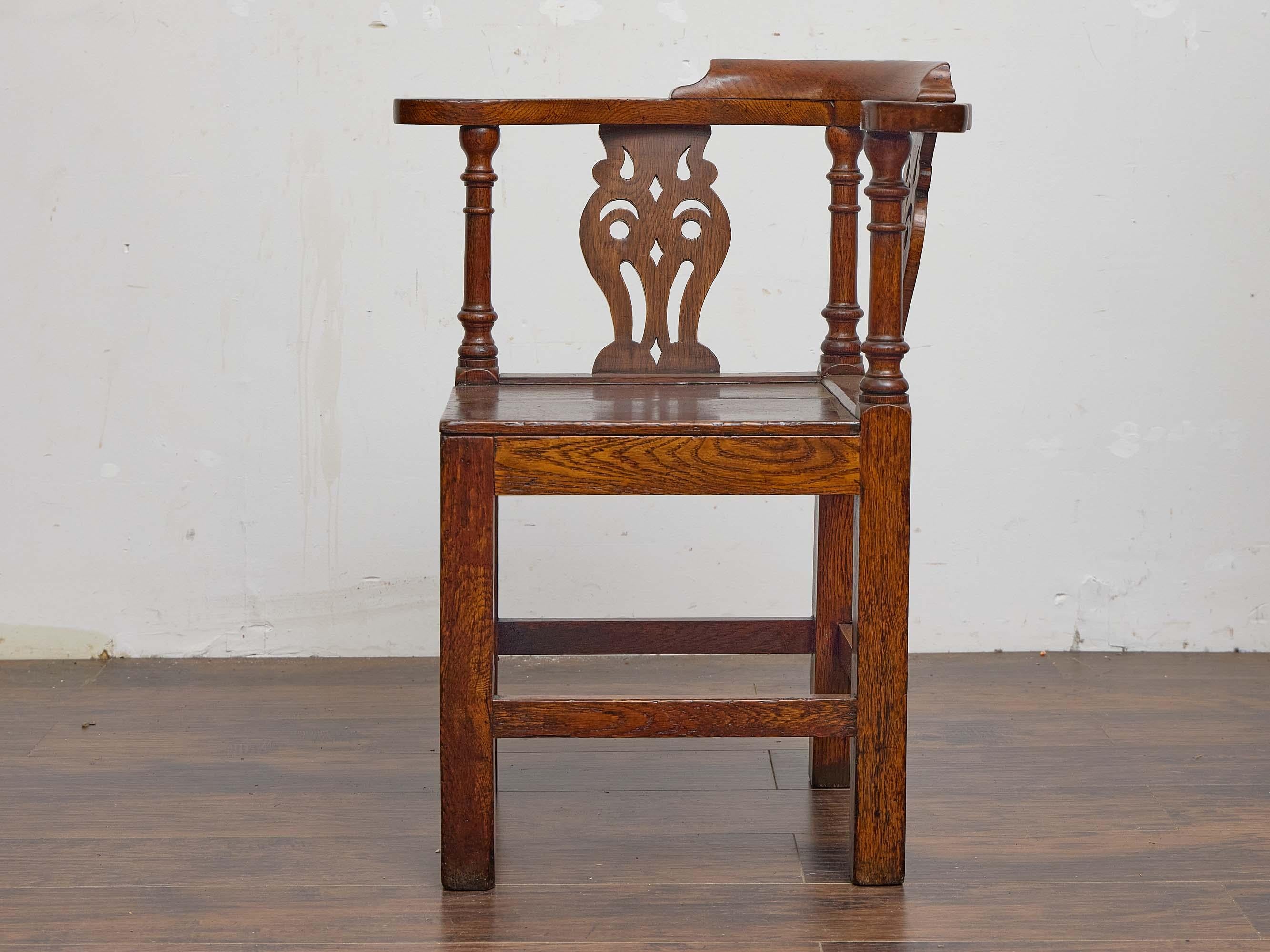 Chaise d'angle anglaise en Oak du 19ème siècle avec dossiers sculptés Bon état - En vente à Atlanta, GA