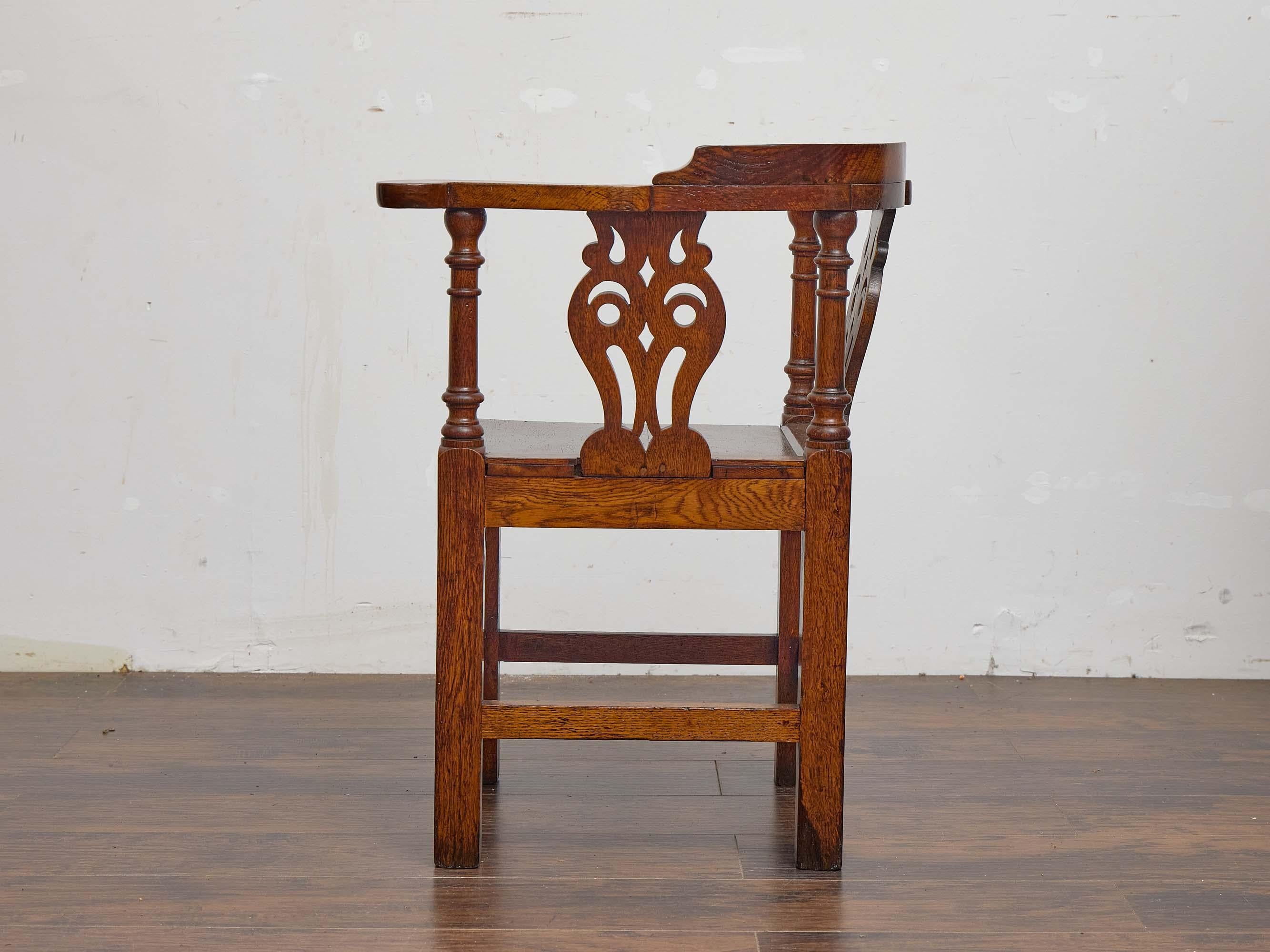 XIXe siècle Chaise d'angle anglaise en Oak du 19ème siècle avec dossiers sculptés en vente