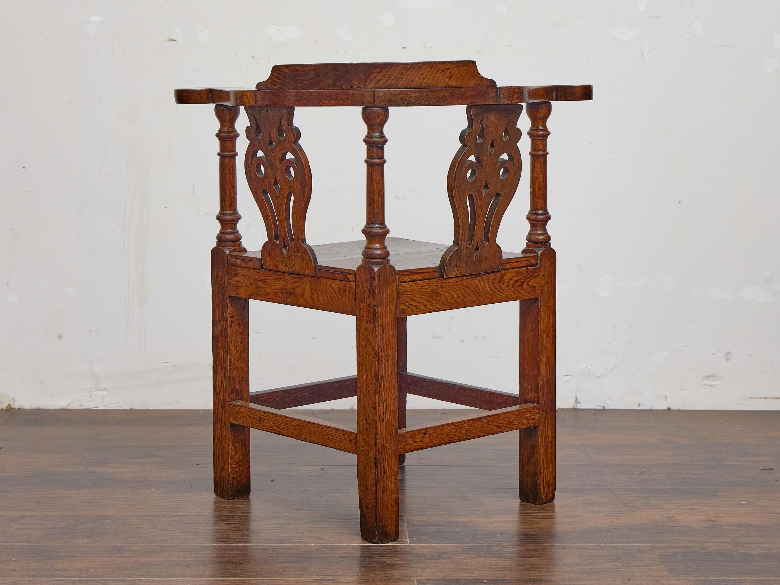 Chêne Chaise d'angle anglaise en Oak du 19ème siècle avec dossiers sculptés en vente