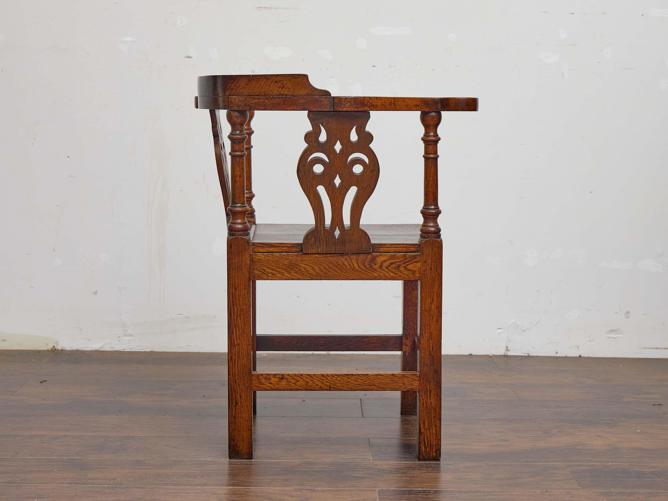 Chaise d'angle anglaise en Oak du 19ème siècle avec dossiers sculptés en vente 1