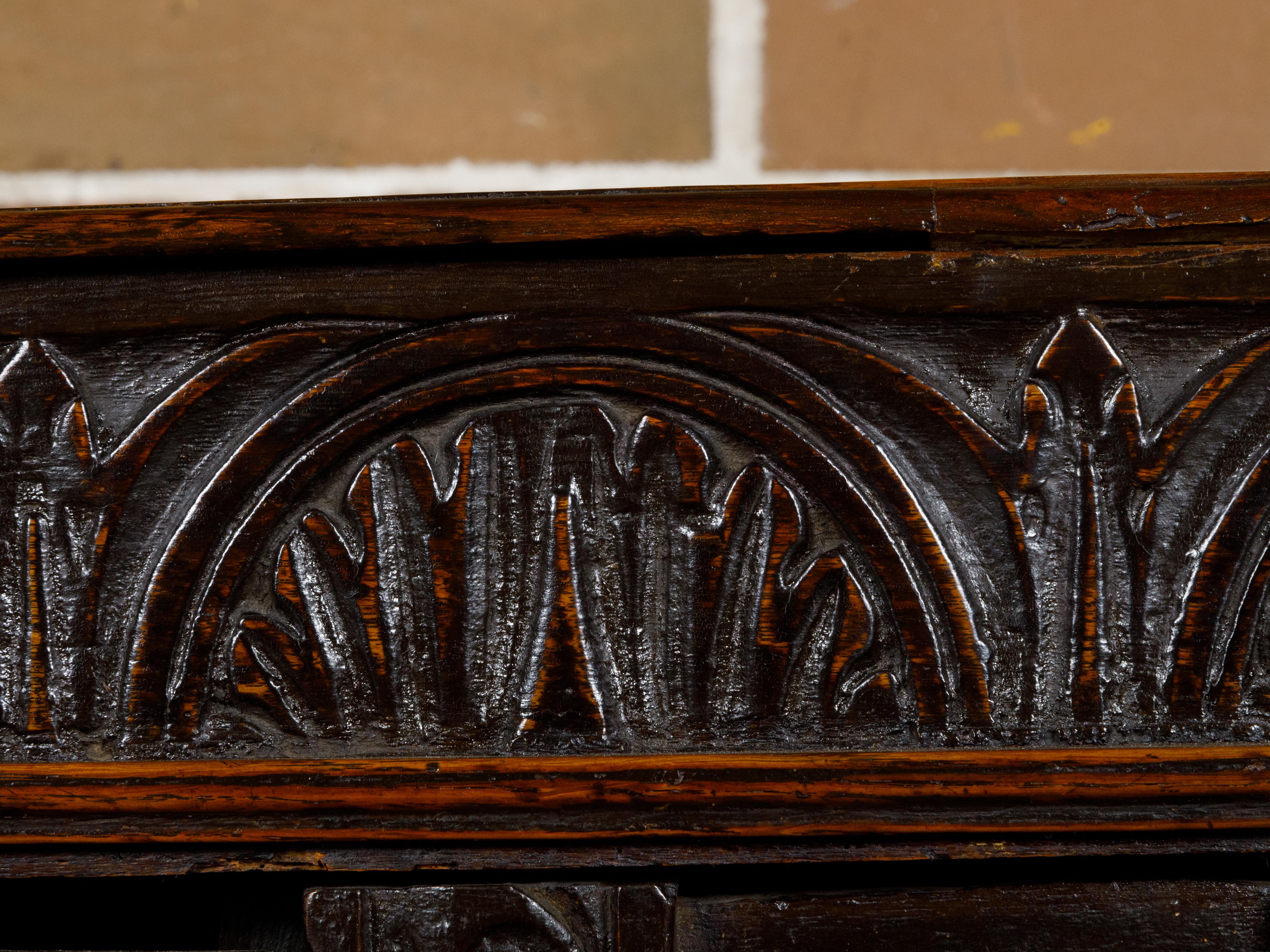 Englischer Eichenschrank des 19. Jahrhunderts mit geschnitztem Dekor, zwei Türen und niedrigem Regal im Angebot 5