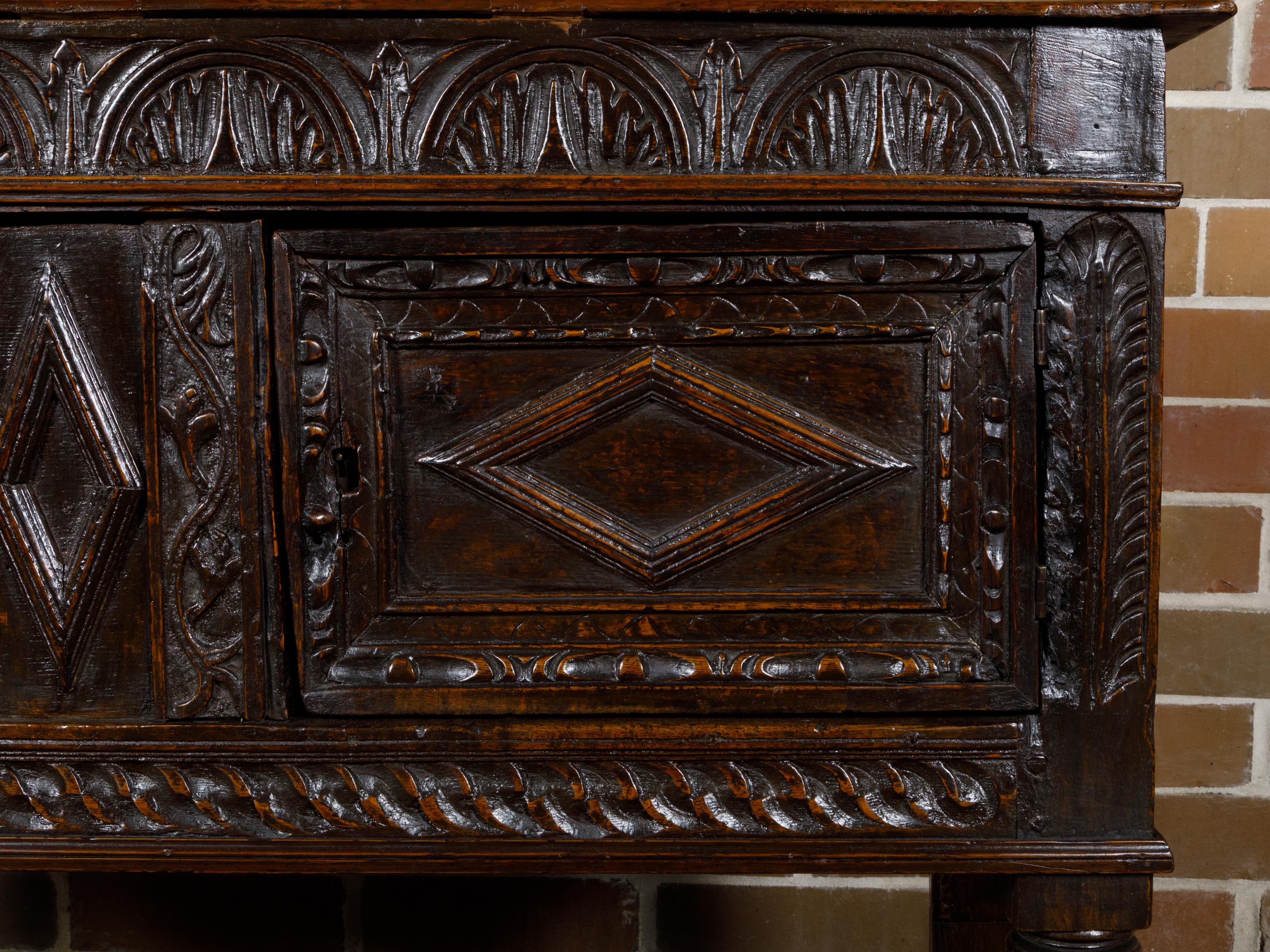 Englischer Eichenschrank des 19. Jahrhunderts mit geschnitztem Dekor, zwei Türen und niedrigem Regal im Angebot 1