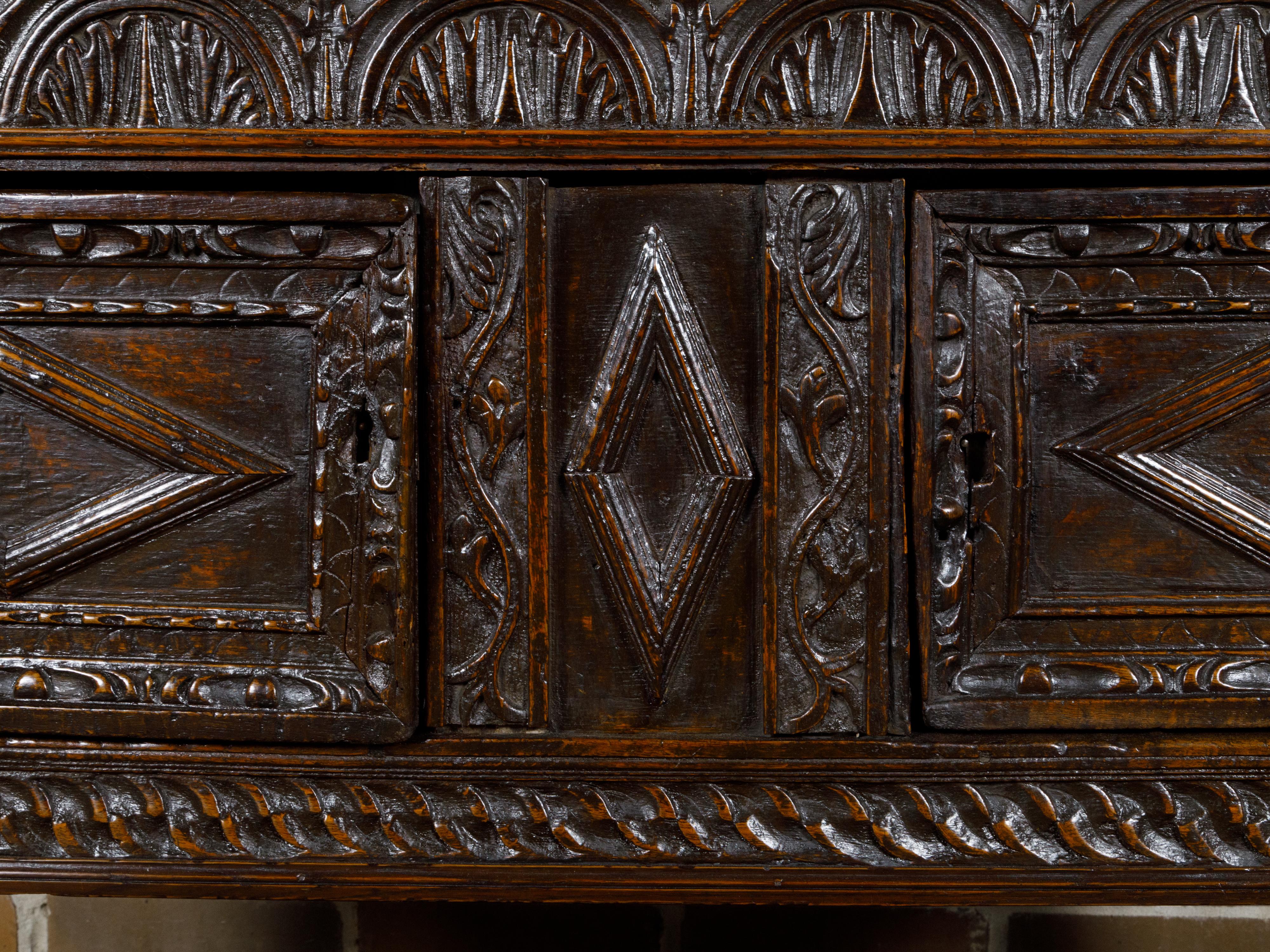 Englischer Eichenschrank des 19. Jahrhunderts mit geschnitztem Dekor, zwei Türen und niedrigem Regal im Angebot 2