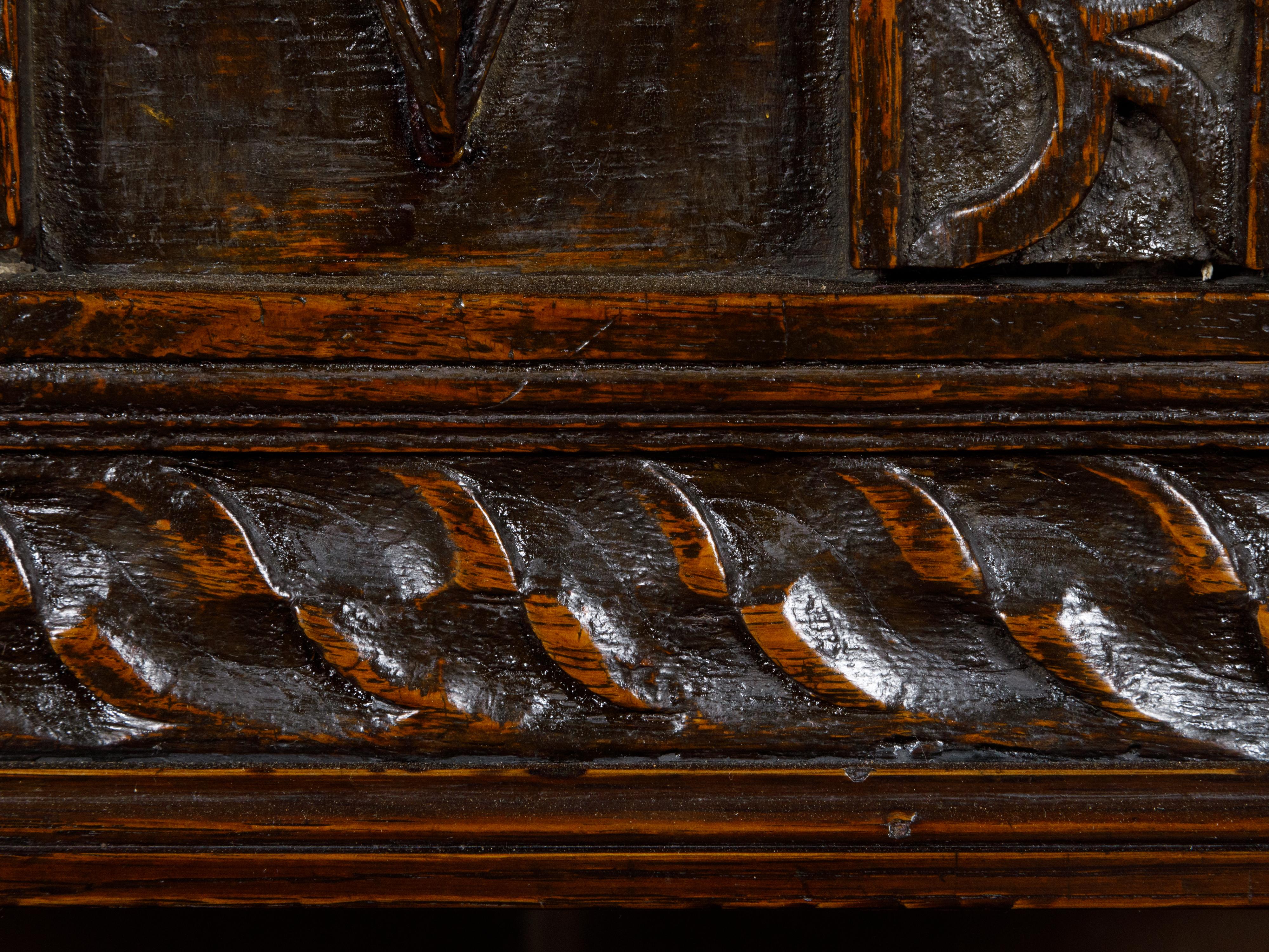 Englischer Eichenschrank des 19. Jahrhunderts mit geschnitztem Dekor, zwei Türen und niedrigem Regal im Angebot 4