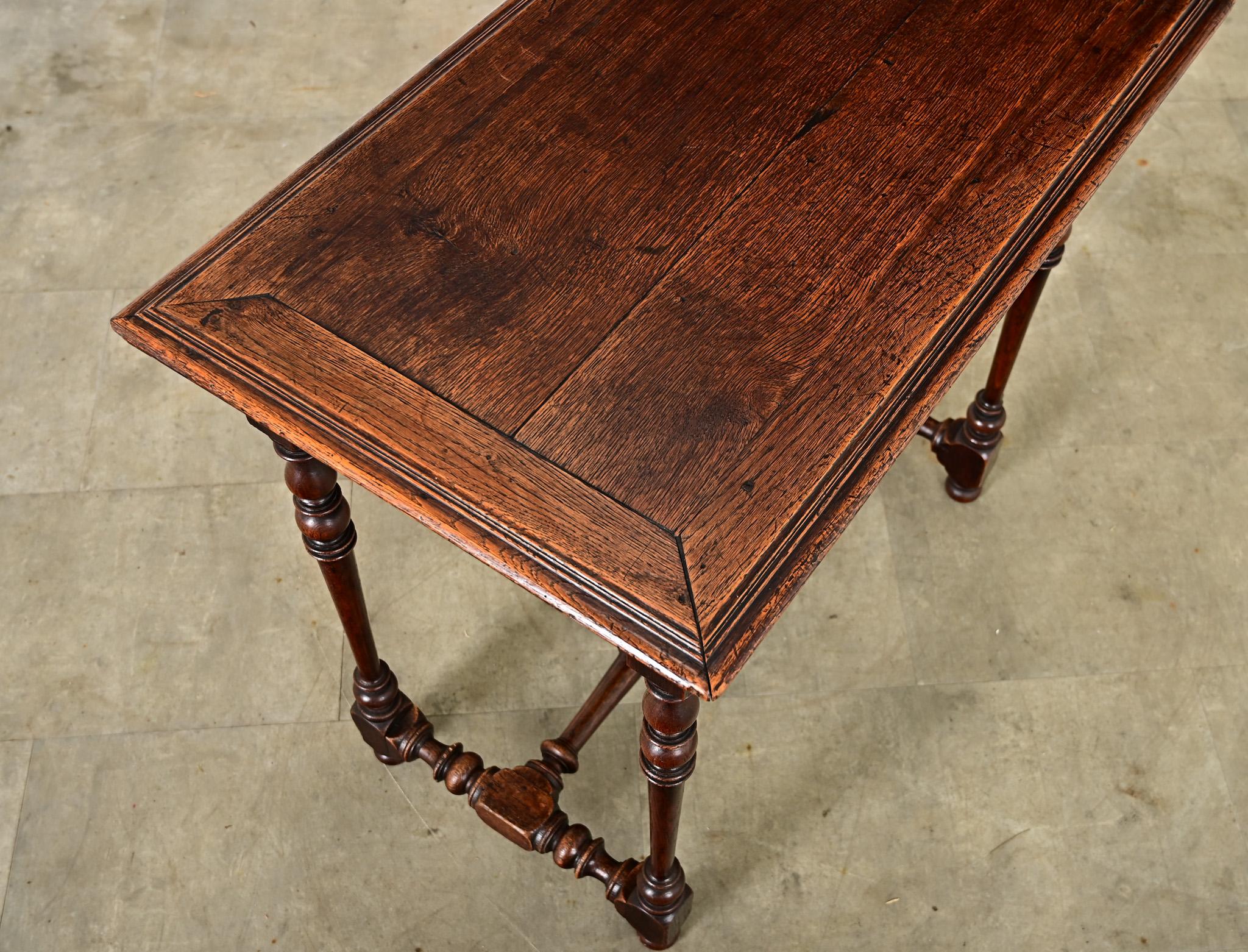 Escritorio/mesa inglesa de roble del siglo XIX en venta 1