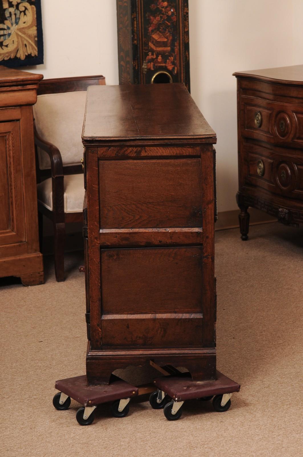 Armoire basse en chêne anglais du 19ème siècle en vente 4
