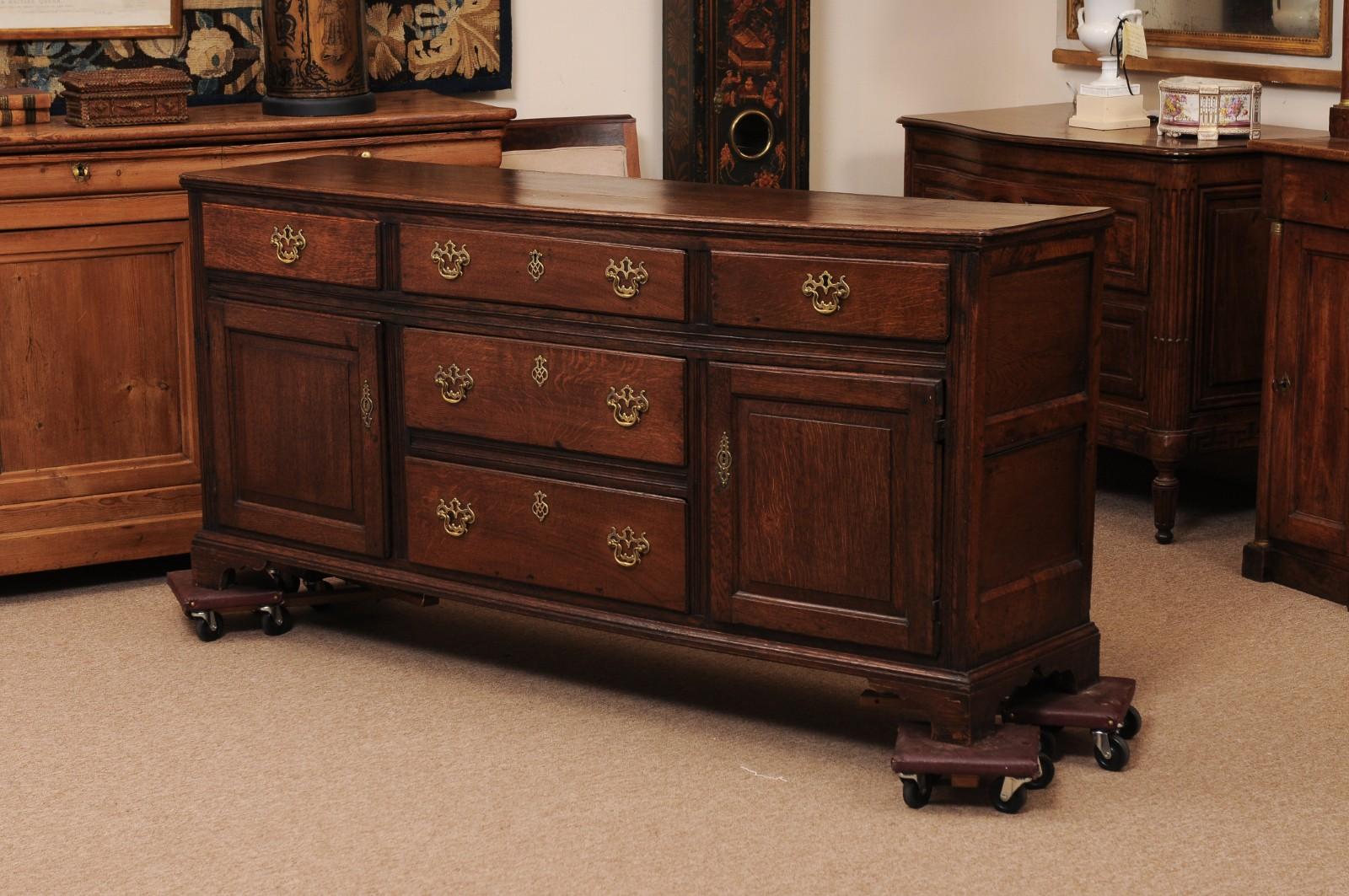 Armoire basse en chêne anglais du 19ème siècle en vente 5