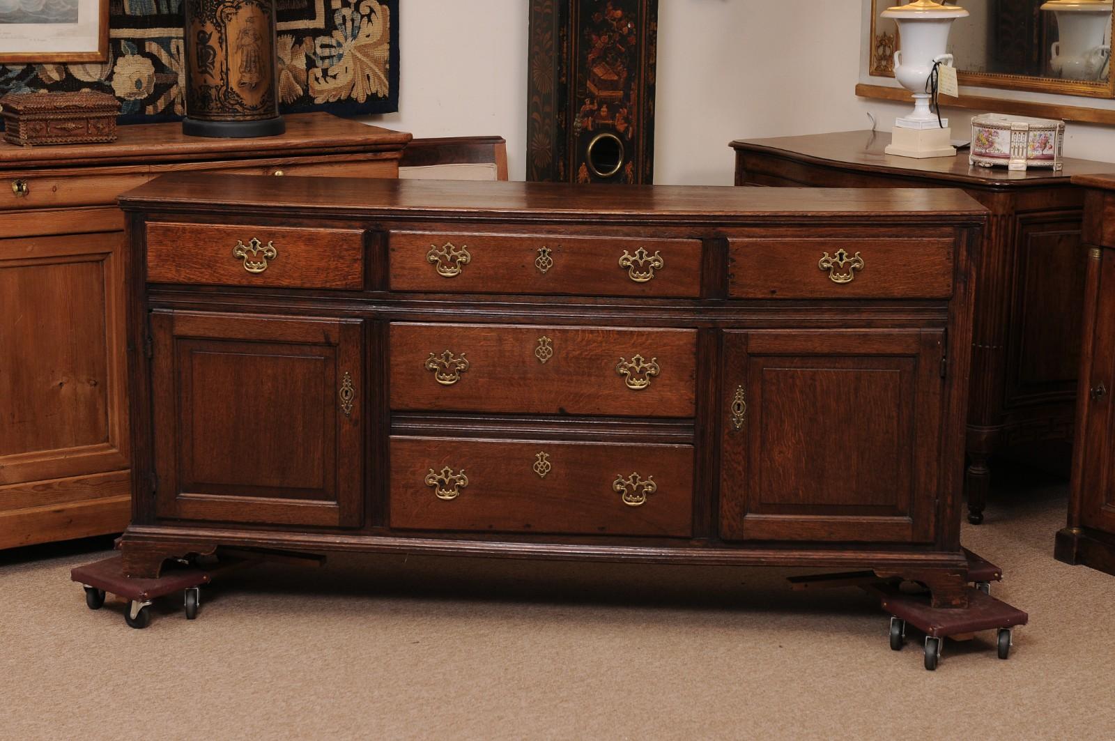 Armoire basse en chêne anglais du 19ème siècle en vente 6