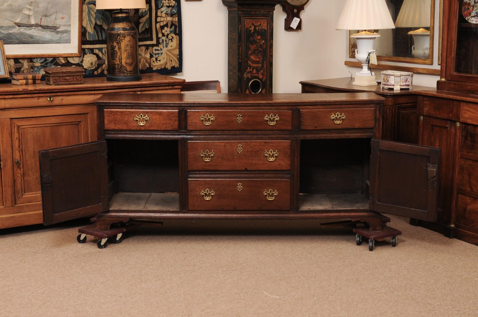 Armoire basse en chêne anglais du 19ème siècle en vente 7