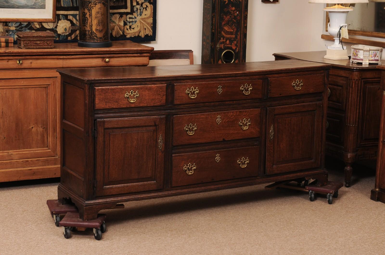 Commode en chêne anglais du 19ème siècle avec 5 tiroirs et 2 armoires latérales et pieds en consoles