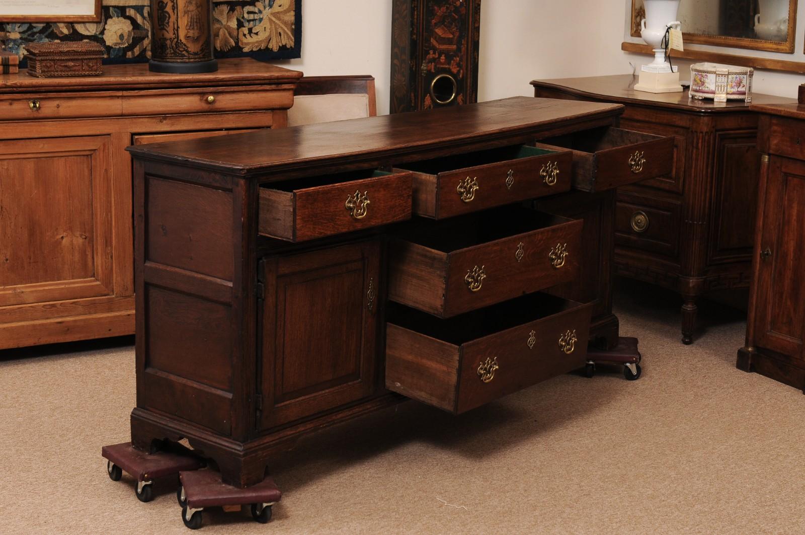 Anglais Armoire basse en chêne anglais du 19ème siècle en vente