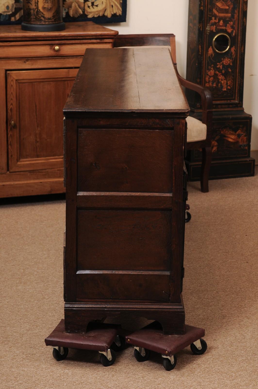Chêne Armoire basse en chêne anglais du 19ème siècle en vente