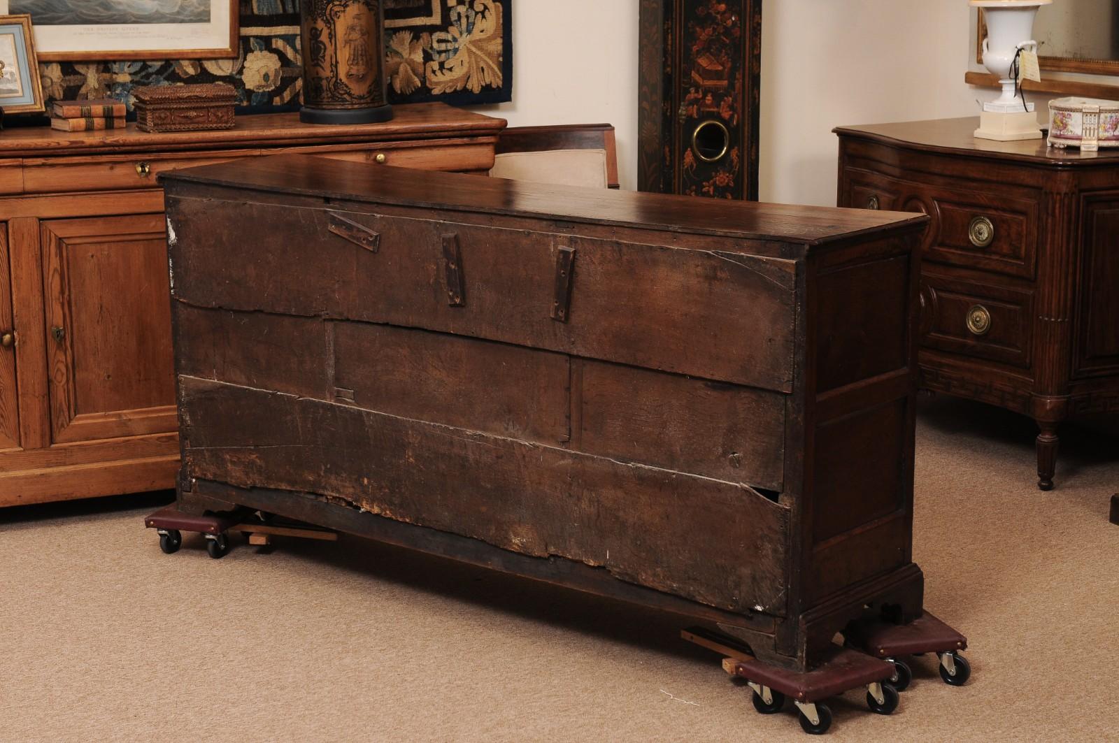 Armoire basse en chêne anglais du 19ème siècle en vente 1