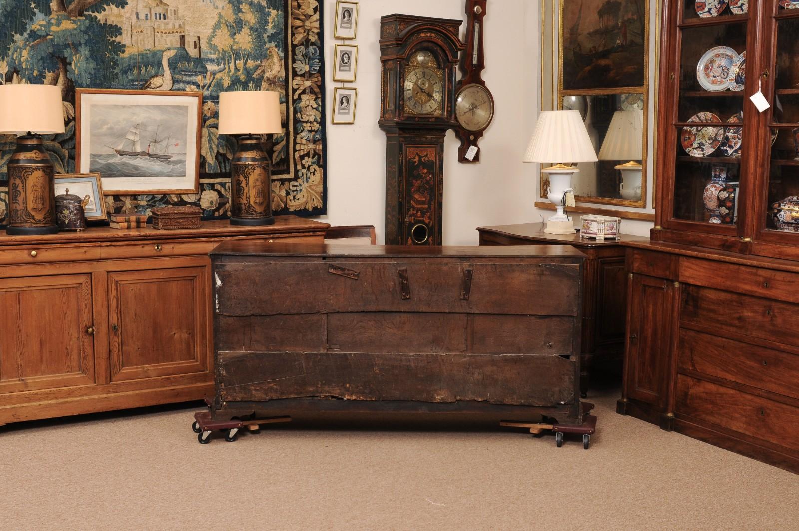 Armoire basse en chêne anglais du 19ème siècle en vente 2
