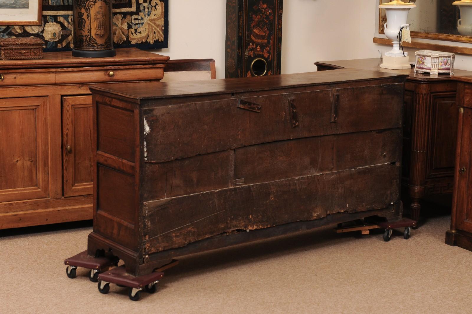 Armoire basse en chêne anglais du 19ème siècle en vente 3