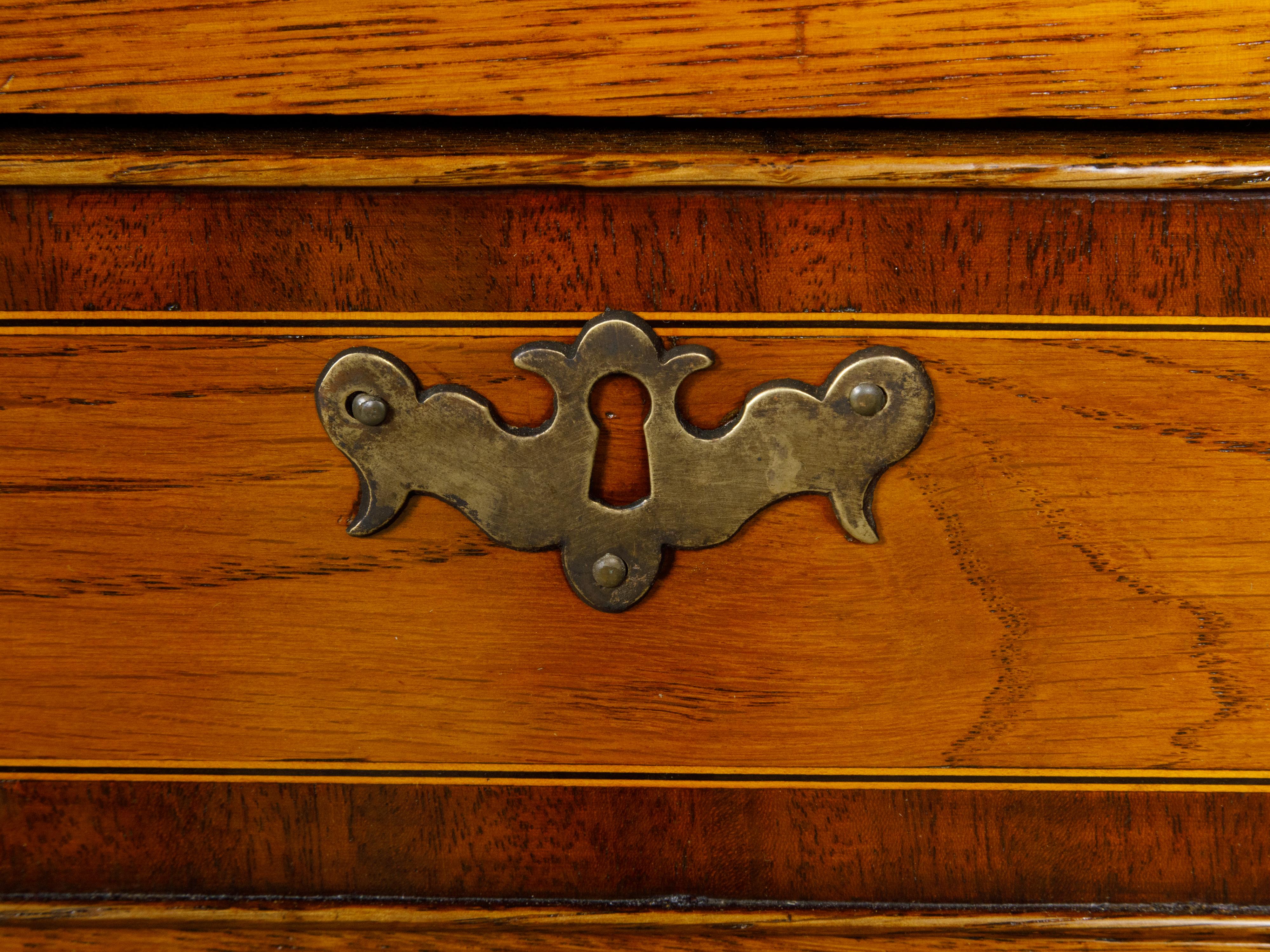 Englischer Kommodensockel aus Eiche des 19. Jahrhunderts mit Intarsien, Türen und Schubladen (Messing) im Angebot