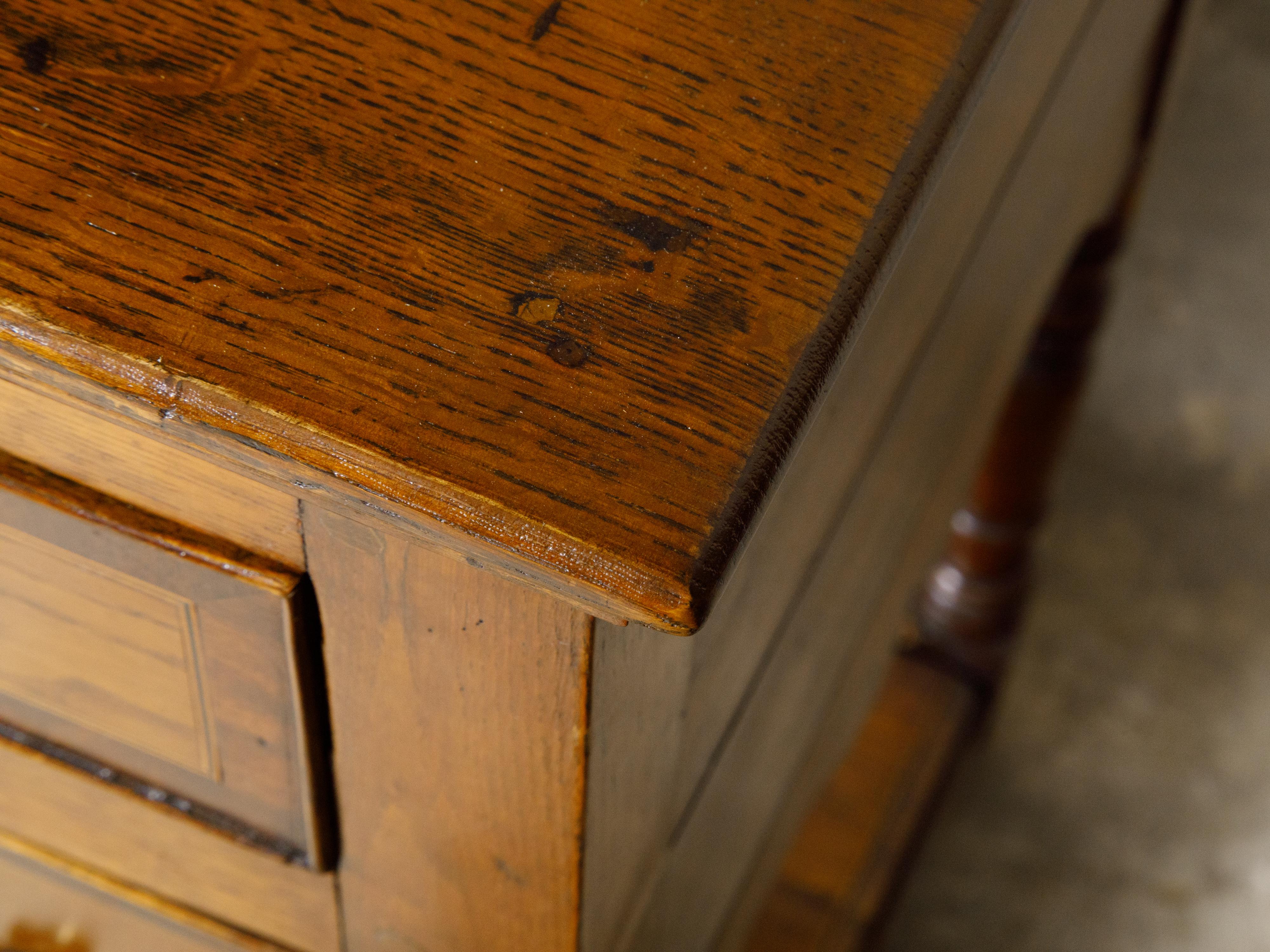 Englischer Kommodensockel aus Eiche des 19. Jahrhunderts mit Intarsien, Türen und Schubladen im Angebot 1
