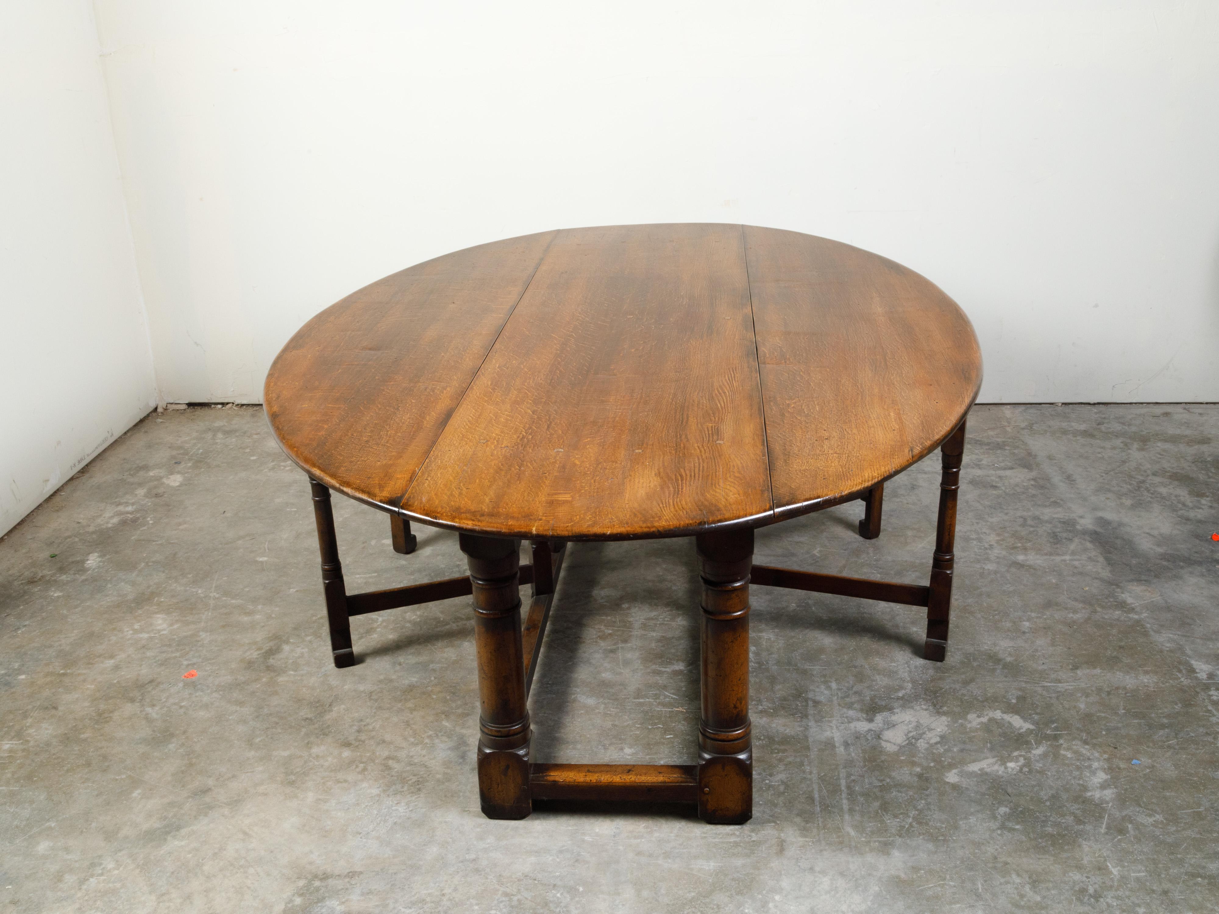 English 19th Century Oak Drop-Leaf Oval Top Table with Gateleg Base In Good Condition In Atlanta, GA