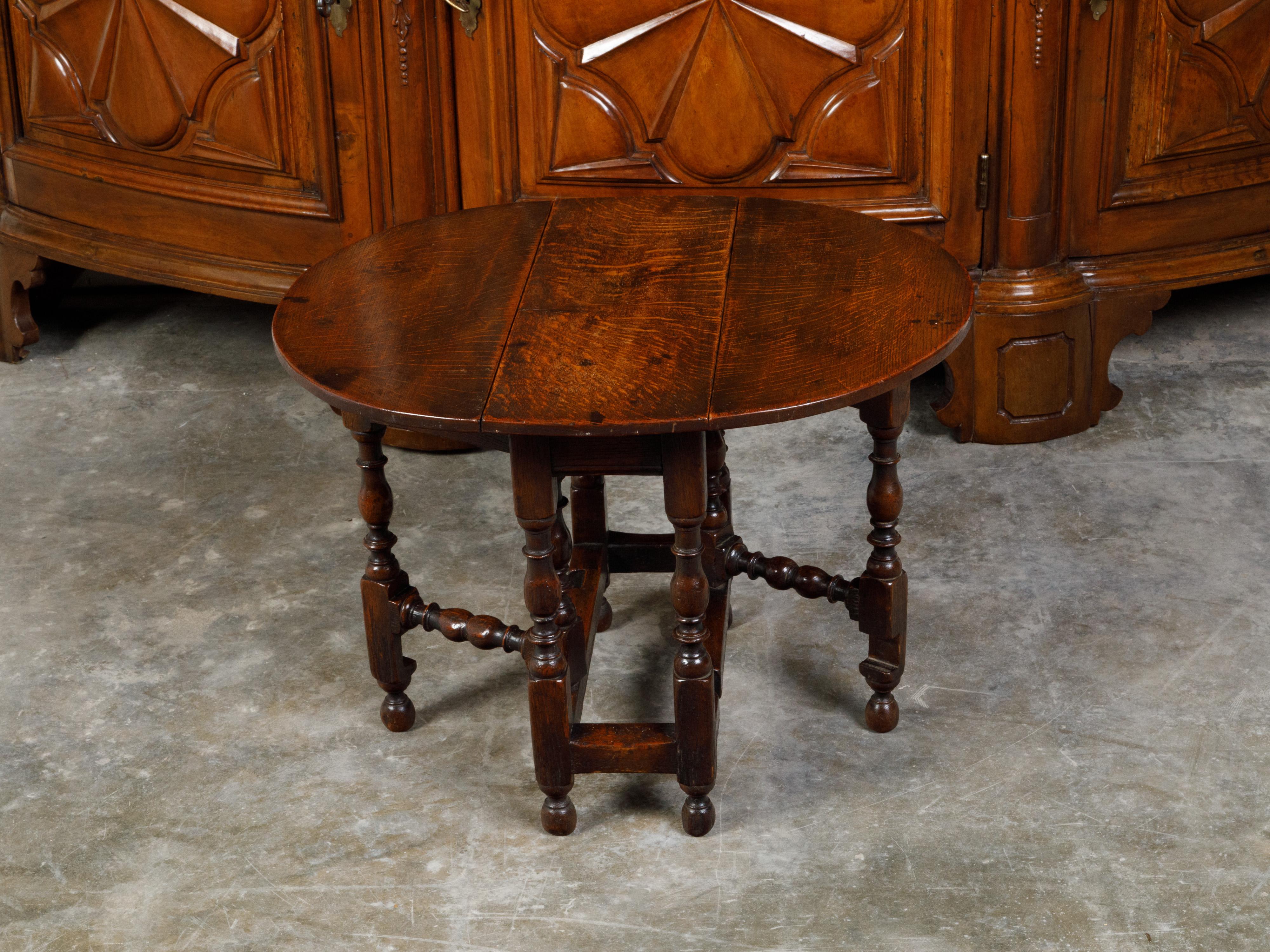English 19th Century Oak Drop-Leaf Side Table with Turned Gateleg Base 4