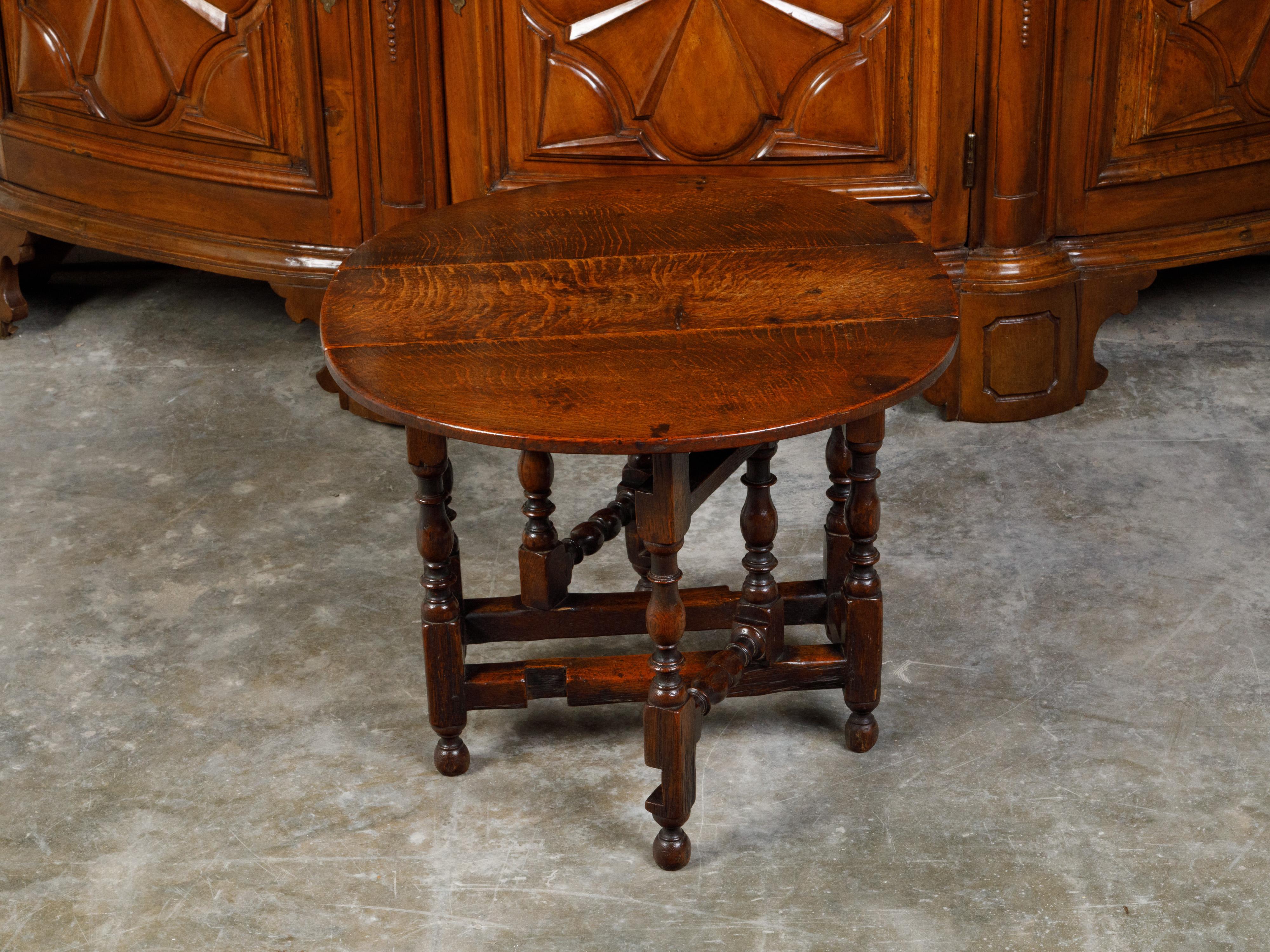 English 19th Century Oak Drop-Leaf Side Table with Turned Gateleg Base 5