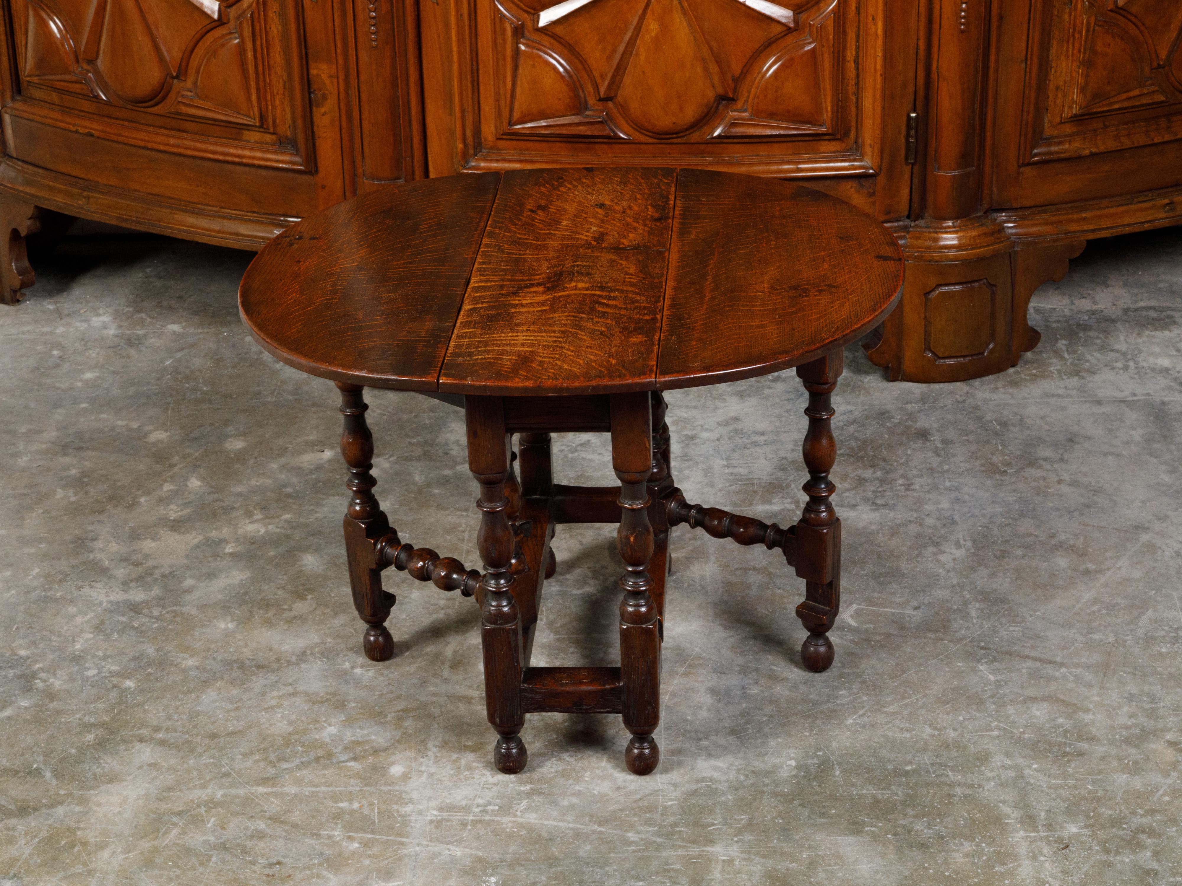 English 19th Century Oak Drop-Leaf Side Table with Turned Gateleg Base 6