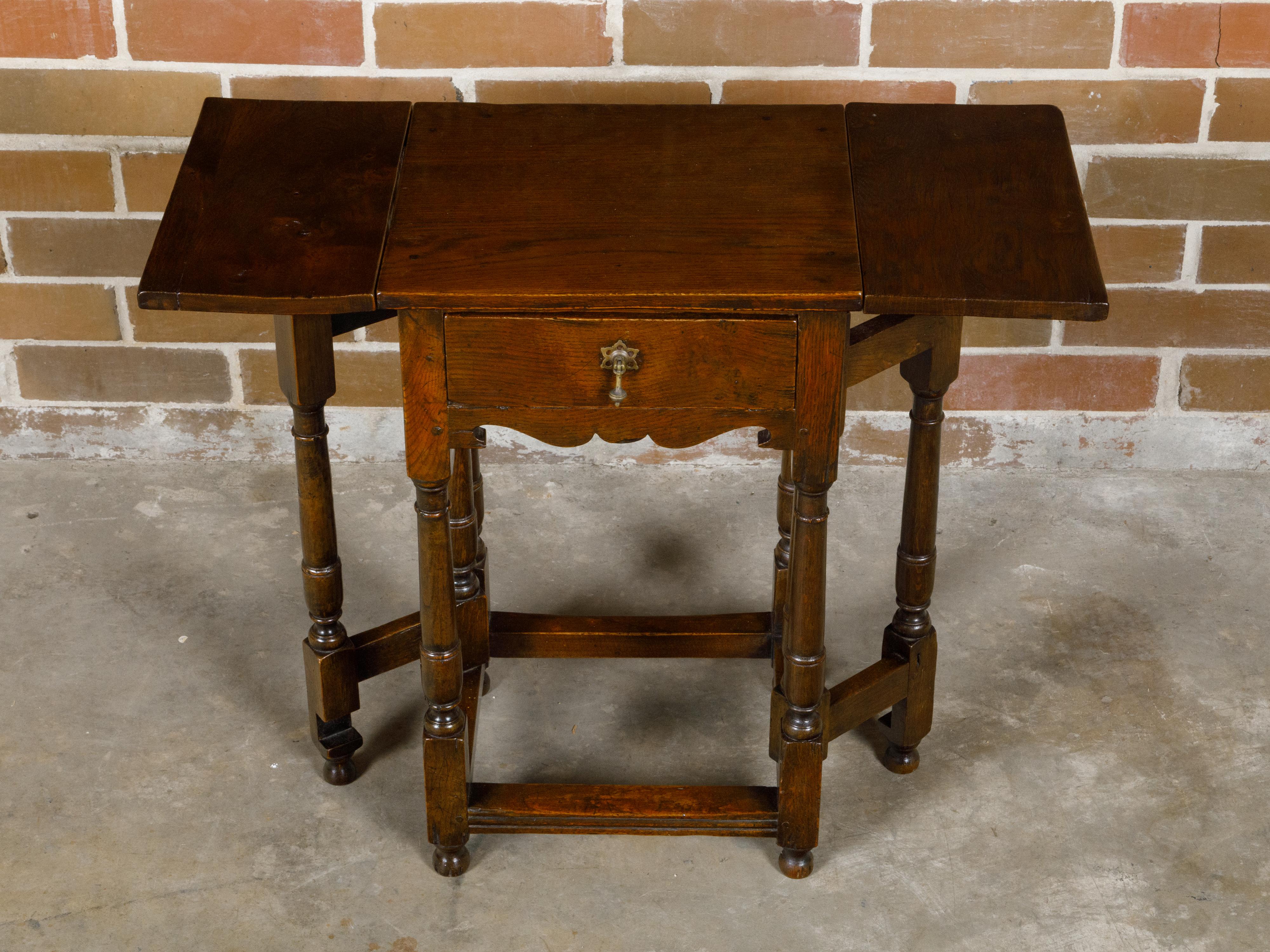 Englischer klappbarer Eichenholztisch aus dem 19. Jahrhundert mit drehbaren Beinen und einer Schublade im Angebot 5