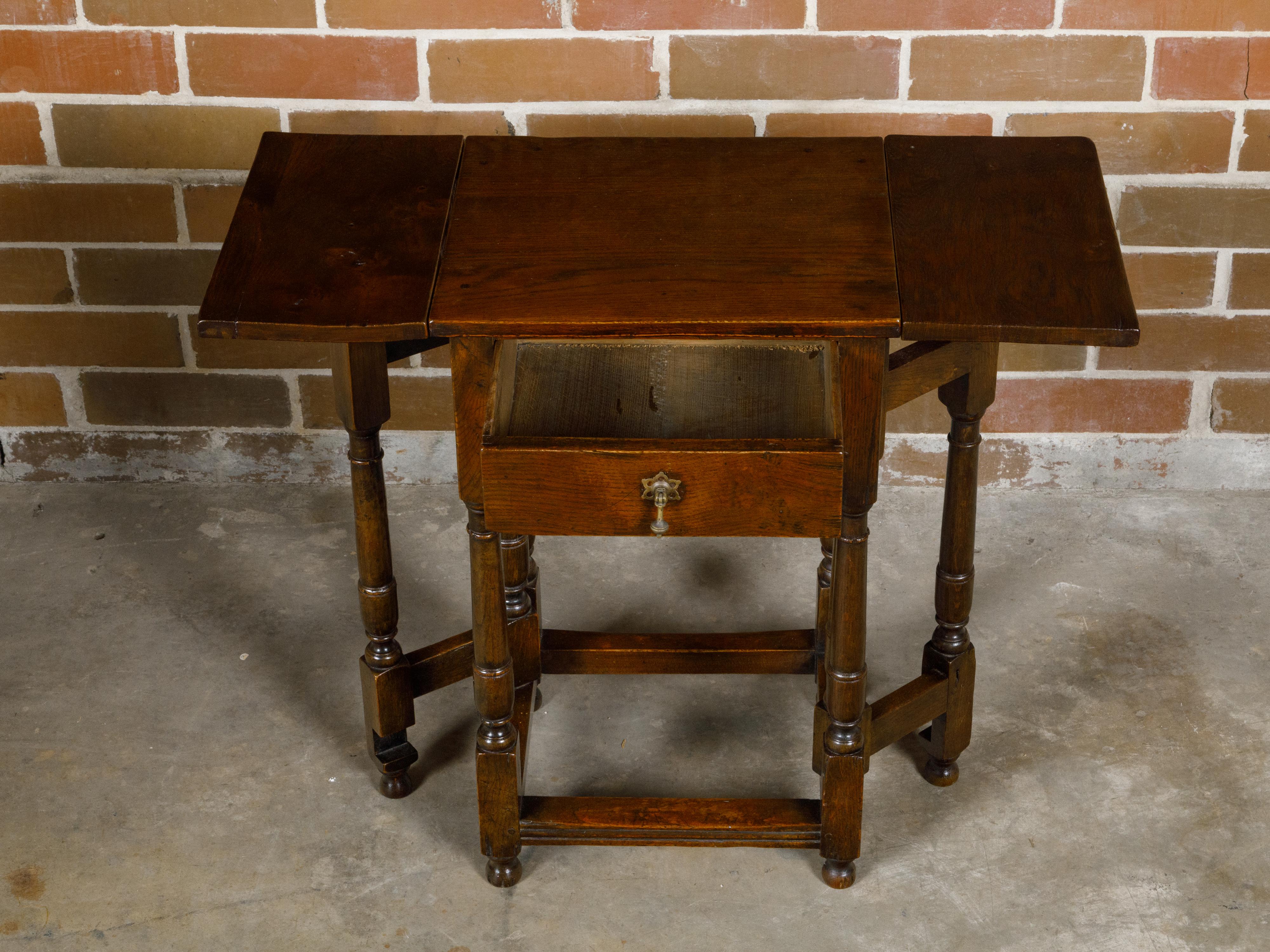 Englischer klappbarer Eichenholztisch aus dem 19. Jahrhundert mit drehbaren Beinen und einer Schublade im Angebot 6