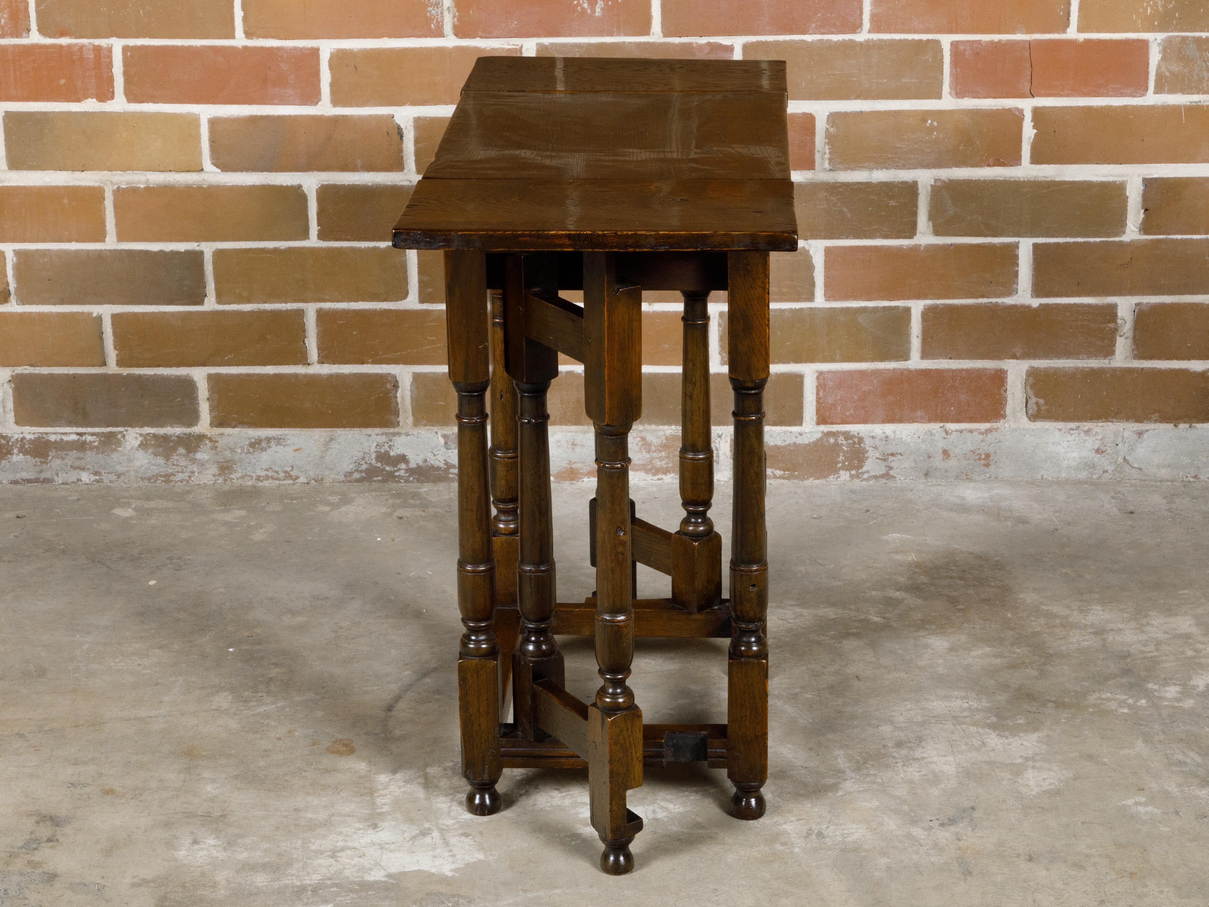 Englischer klappbarer Eichenholztisch aus dem 19. Jahrhundert mit drehbaren Beinen und einer Schublade im Angebot 8