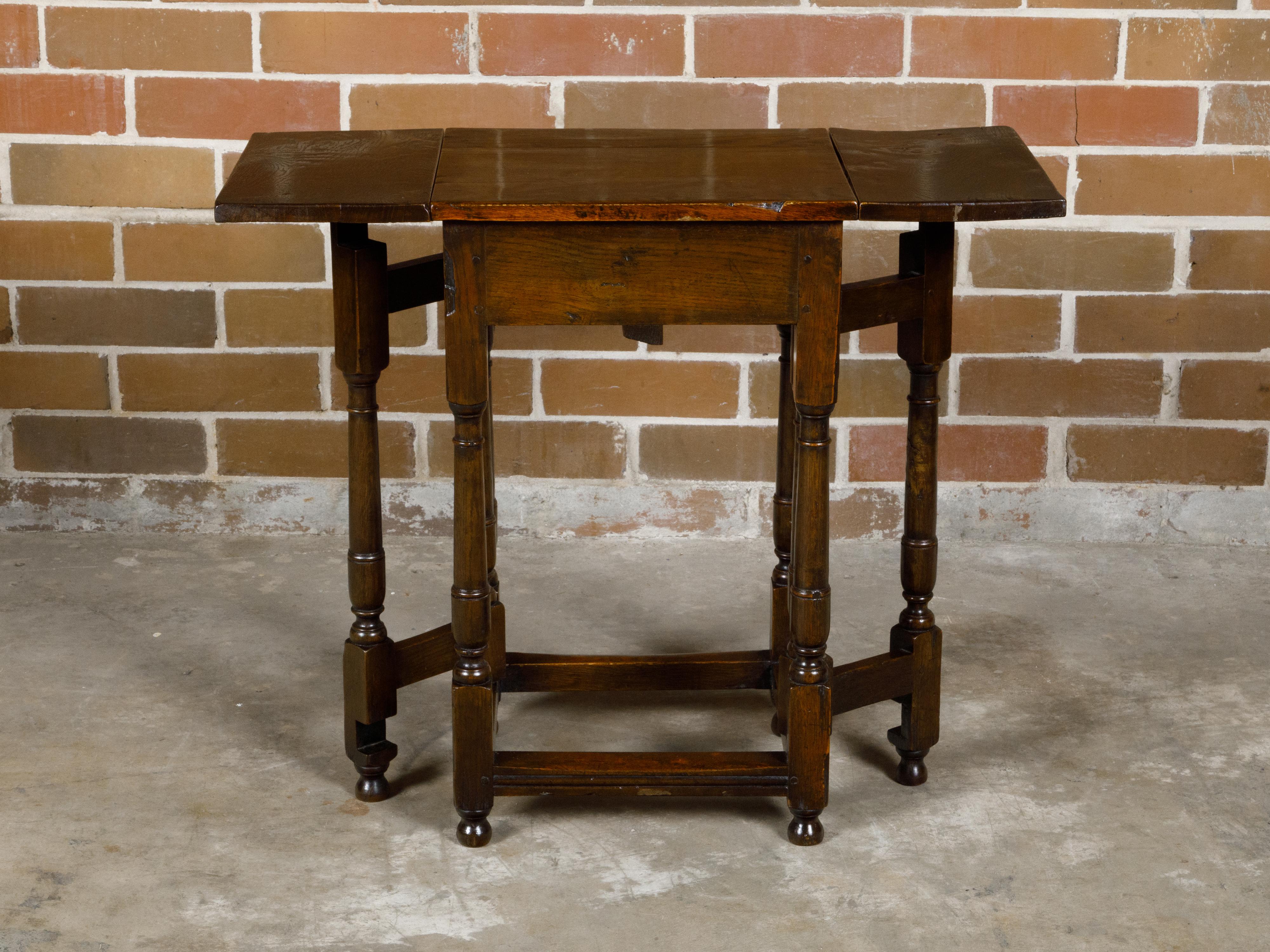 Englischer klappbarer Eichenholztisch aus dem 19. Jahrhundert mit drehbaren Beinen und einer Schublade im Angebot 9