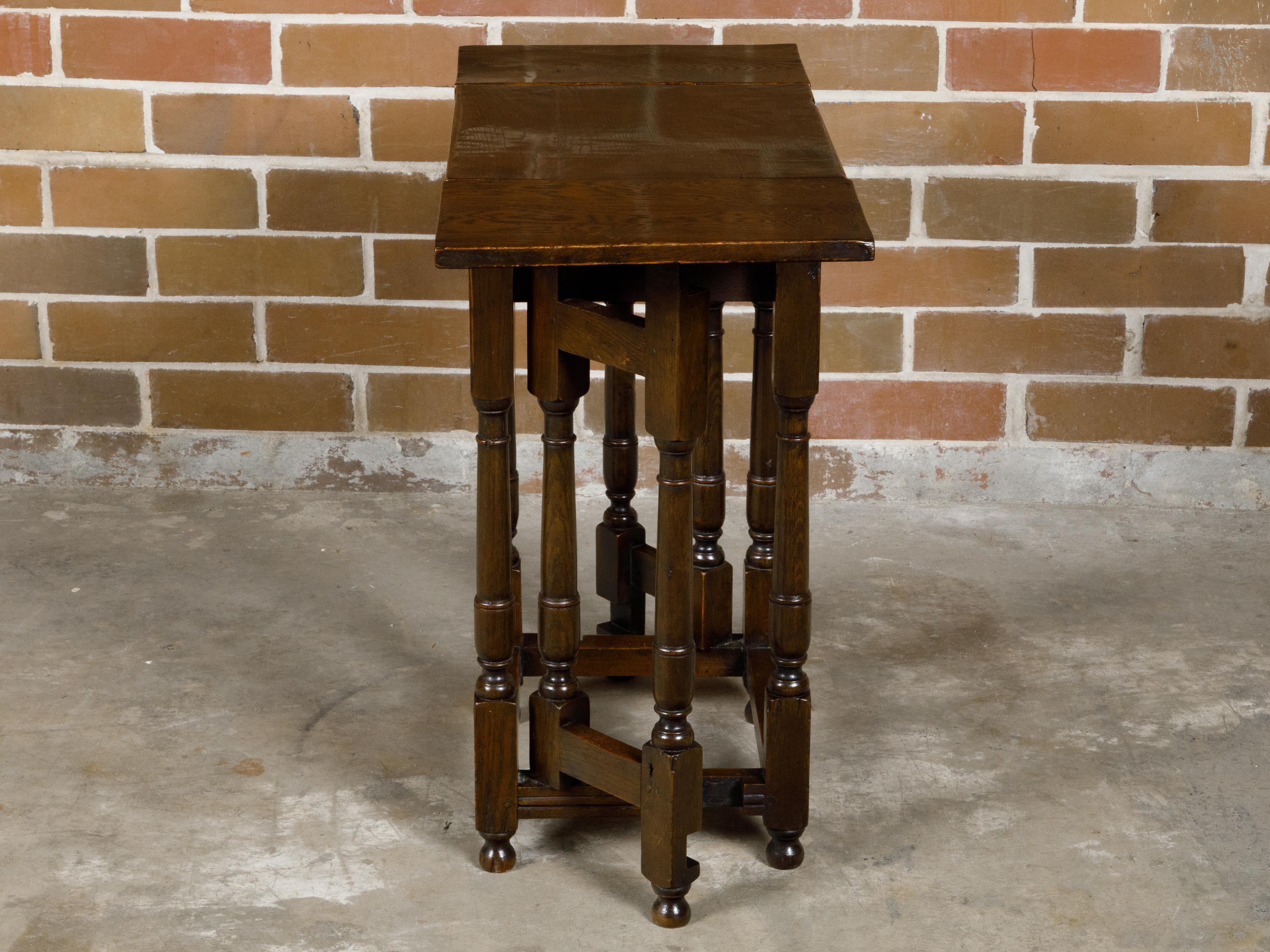 Englischer klappbarer Eichenholztisch aus dem 19. Jahrhundert mit drehbaren Beinen und einer Schublade im Angebot 10