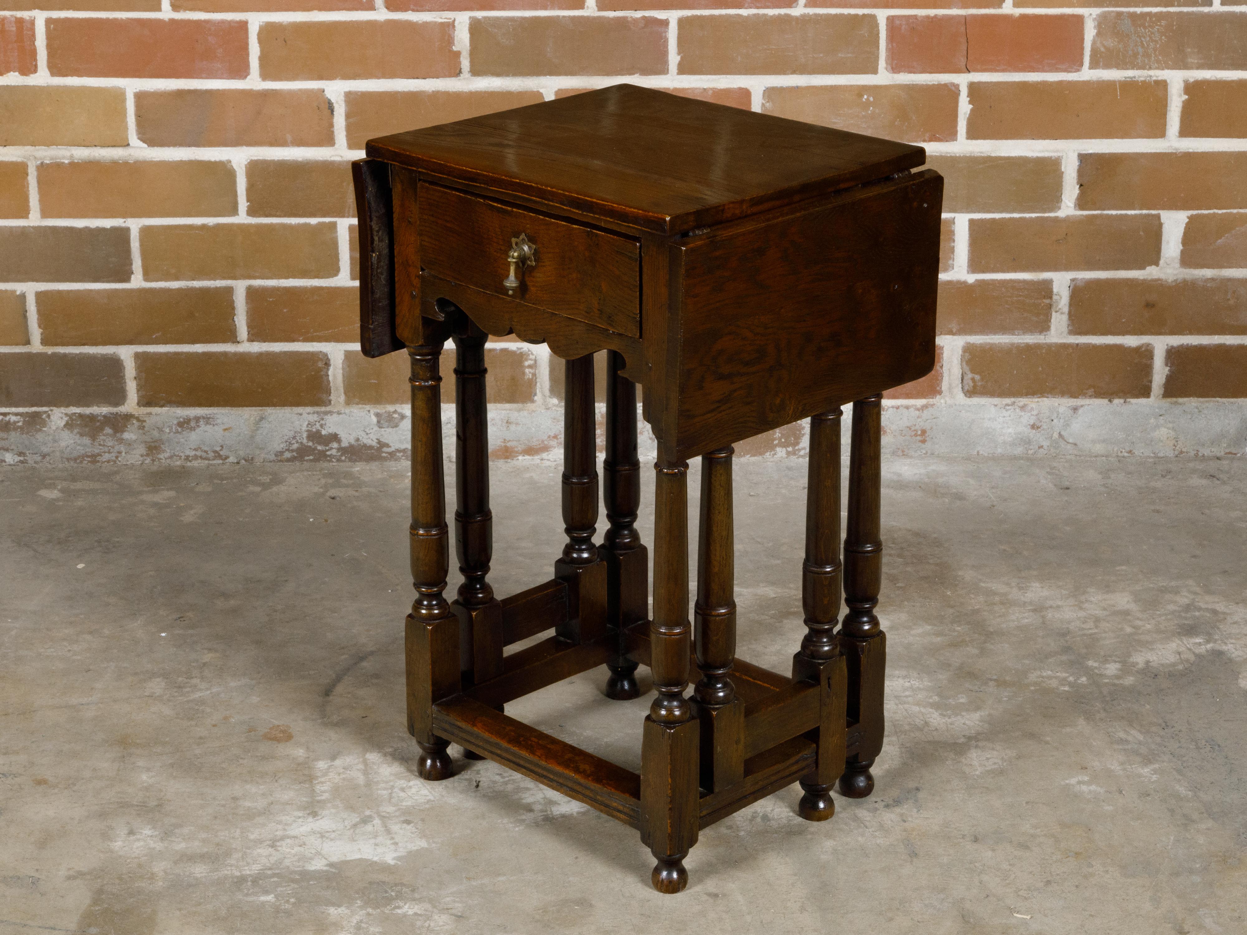 Englischer klappbarer Eichenholztisch aus dem 19. Jahrhundert mit drehbaren Beinen und einer Schublade im Angebot 12