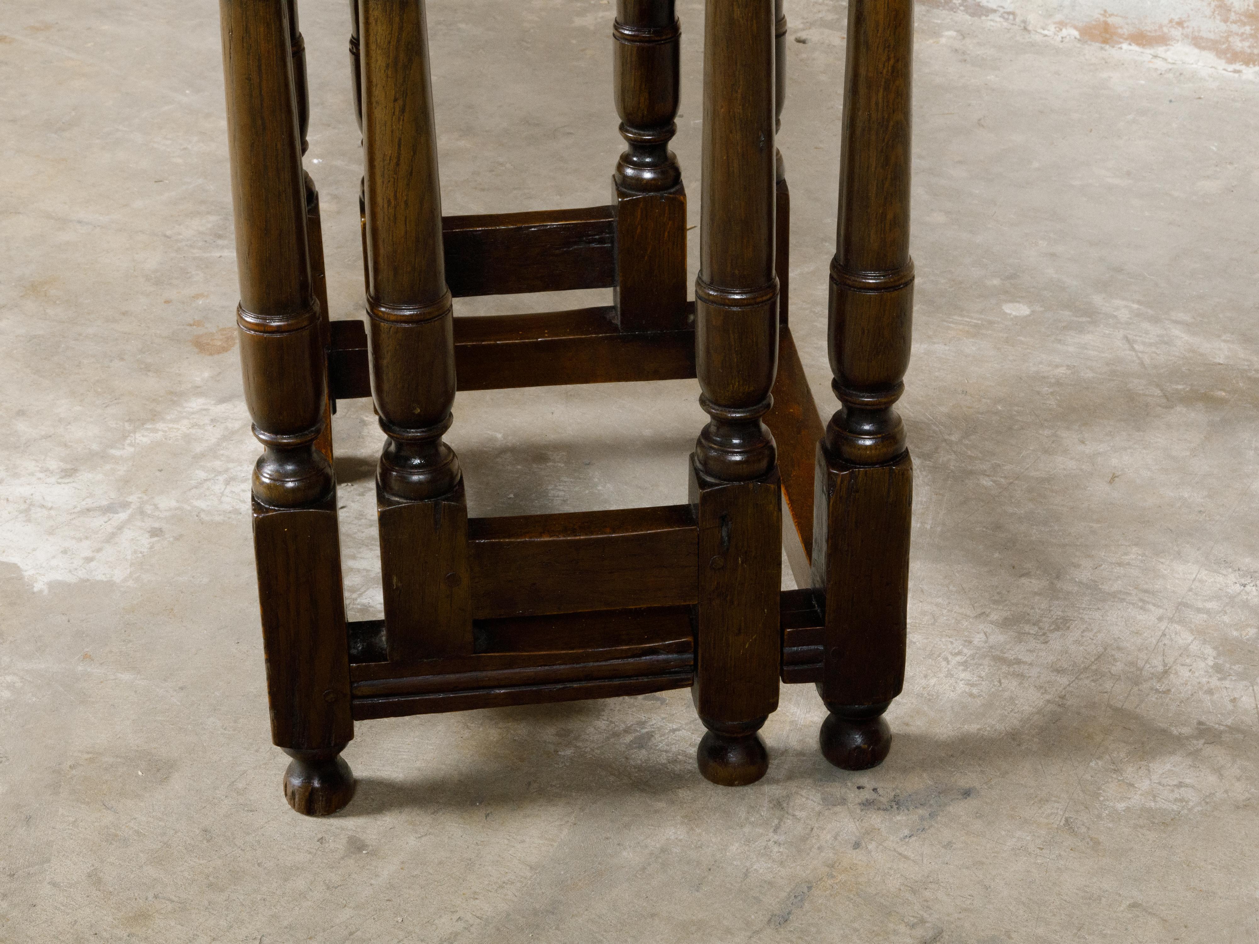 Englischer klappbarer Eichenholztisch aus dem 19. Jahrhundert mit drehbaren Beinen und einer Schublade im Angebot 13