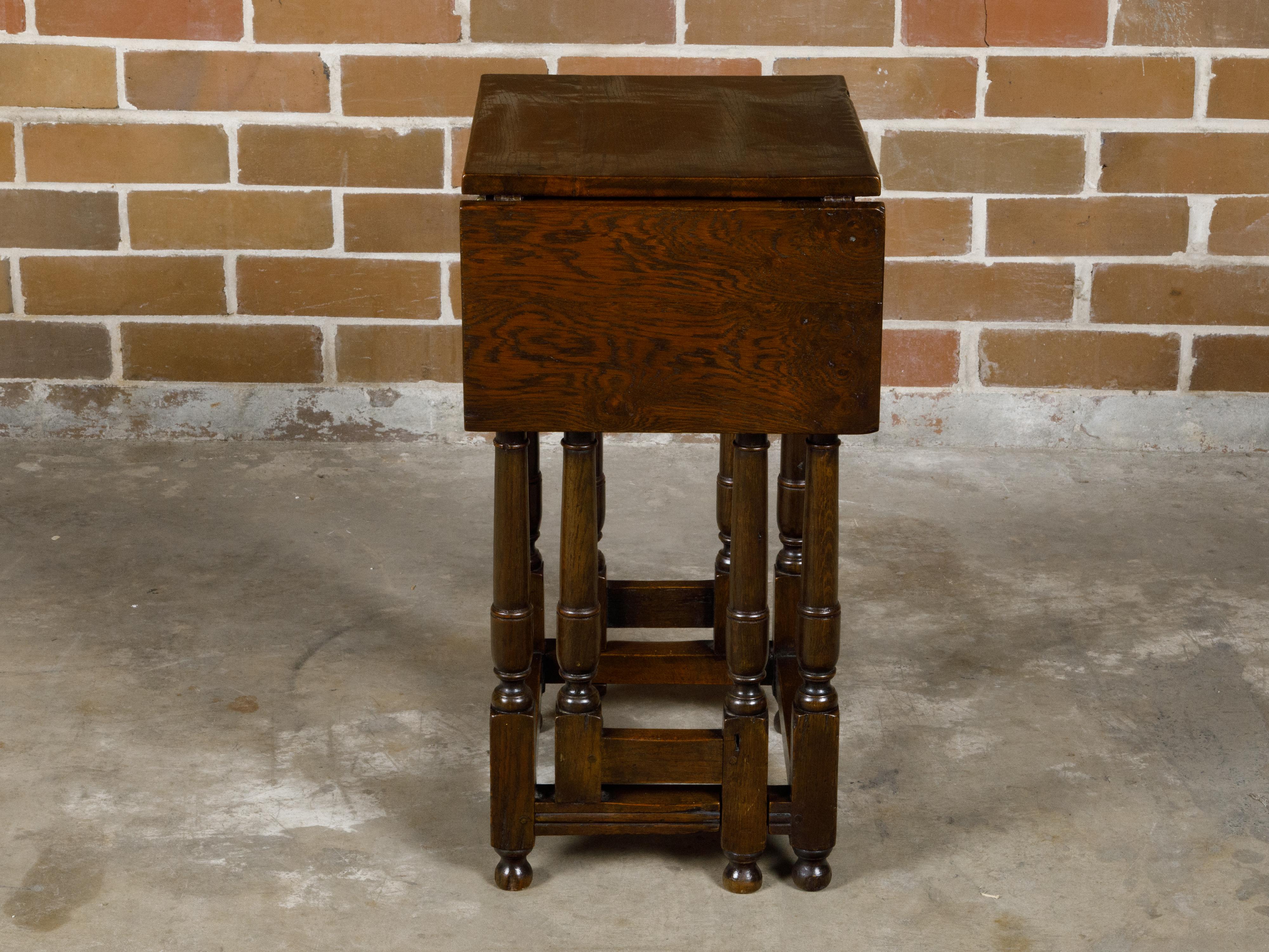 Englischer klappbarer Eichenholztisch aus dem 19. Jahrhundert mit drehbaren Beinen und einer Schublade im Angebot 14