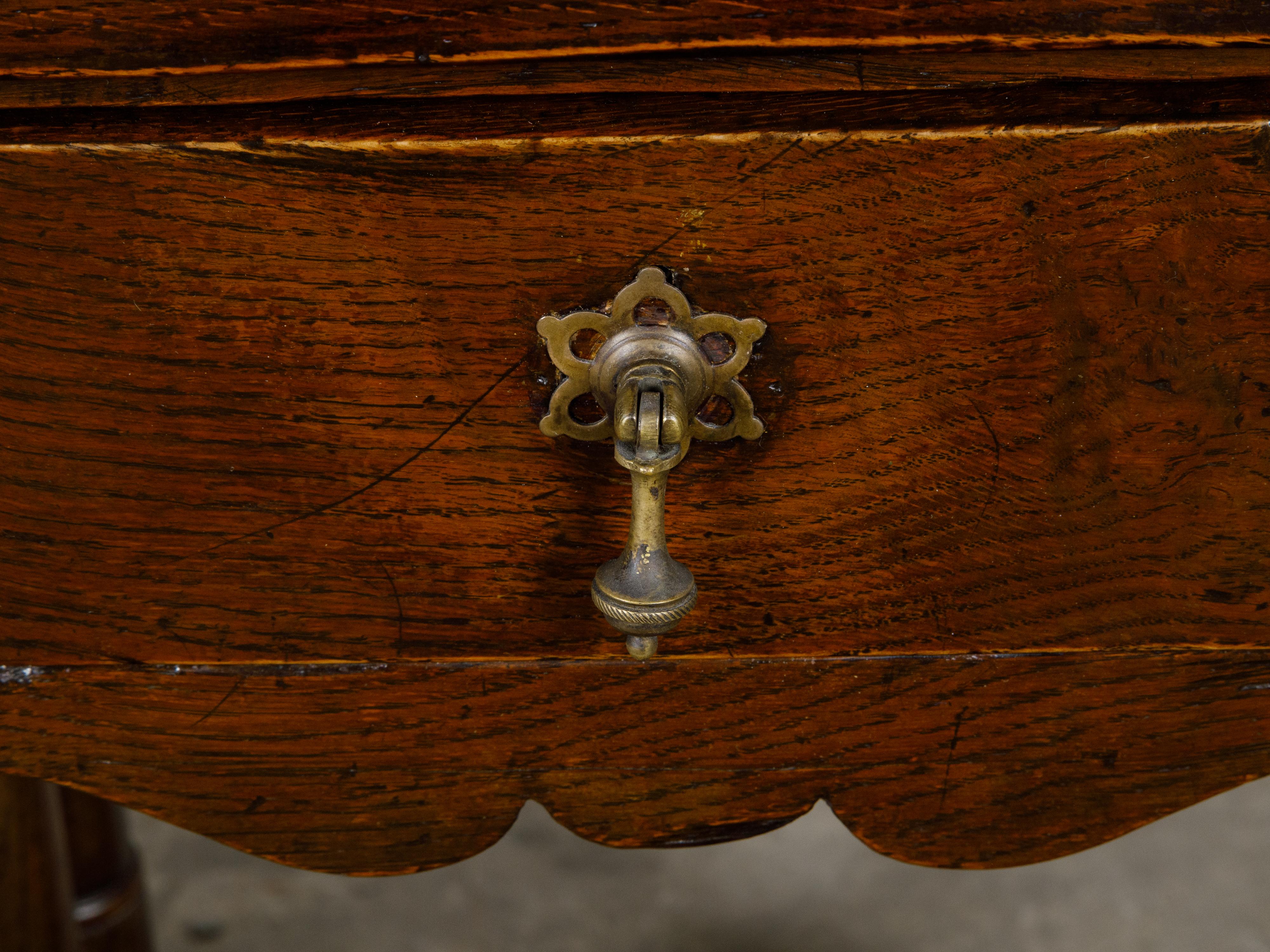 Englischer klappbarer Eichenholztisch aus dem 19. Jahrhundert mit drehbaren Beinen und einer Schublade (Gedrechselt) im Angebot